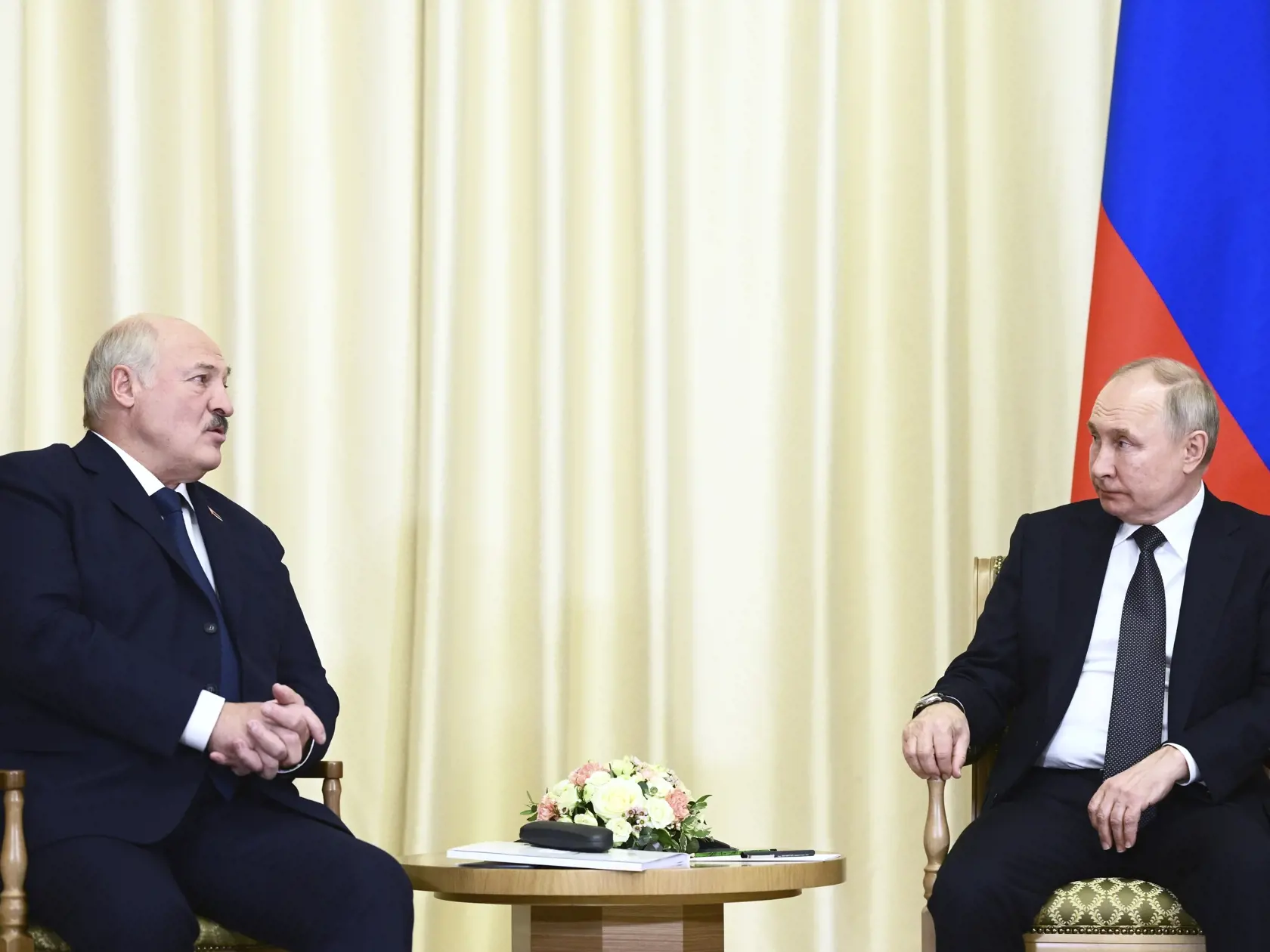 WA 50 Moskva - Ruský prezident Vladimir Putin (vpravo) a bieloruský prezident Alexandr Lukašenko diskutujú počas stretnutia v Moskve v piatok 17. februára 2023. FOTO TASR/AP
Russian President Vladimir Putin, right, and Belarusian President Alexander Lukashenko talk during their meeting at the Novo-Ogaryovo state residence, outside Moscow, Russia, Friday, Feb. 17, 2023. (Vladimir Astapkovich, Sputnik, Kremlin Pool Photo via AP)
