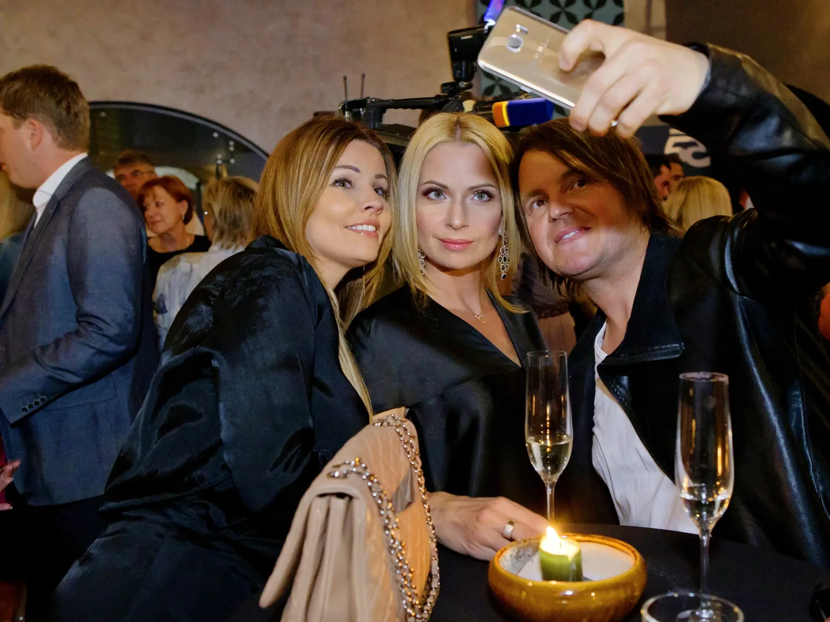 Spevak Richard Muller krstil svoj novy album pod nazvom 55 v bratislavskom podniku SASAZU. Krstnou mamou bola moderatorka Adela Banasova, ktora album pokrstila bozkom. Na snimke su sestry Darina a Marianna Durianove s Janom Tribulom.