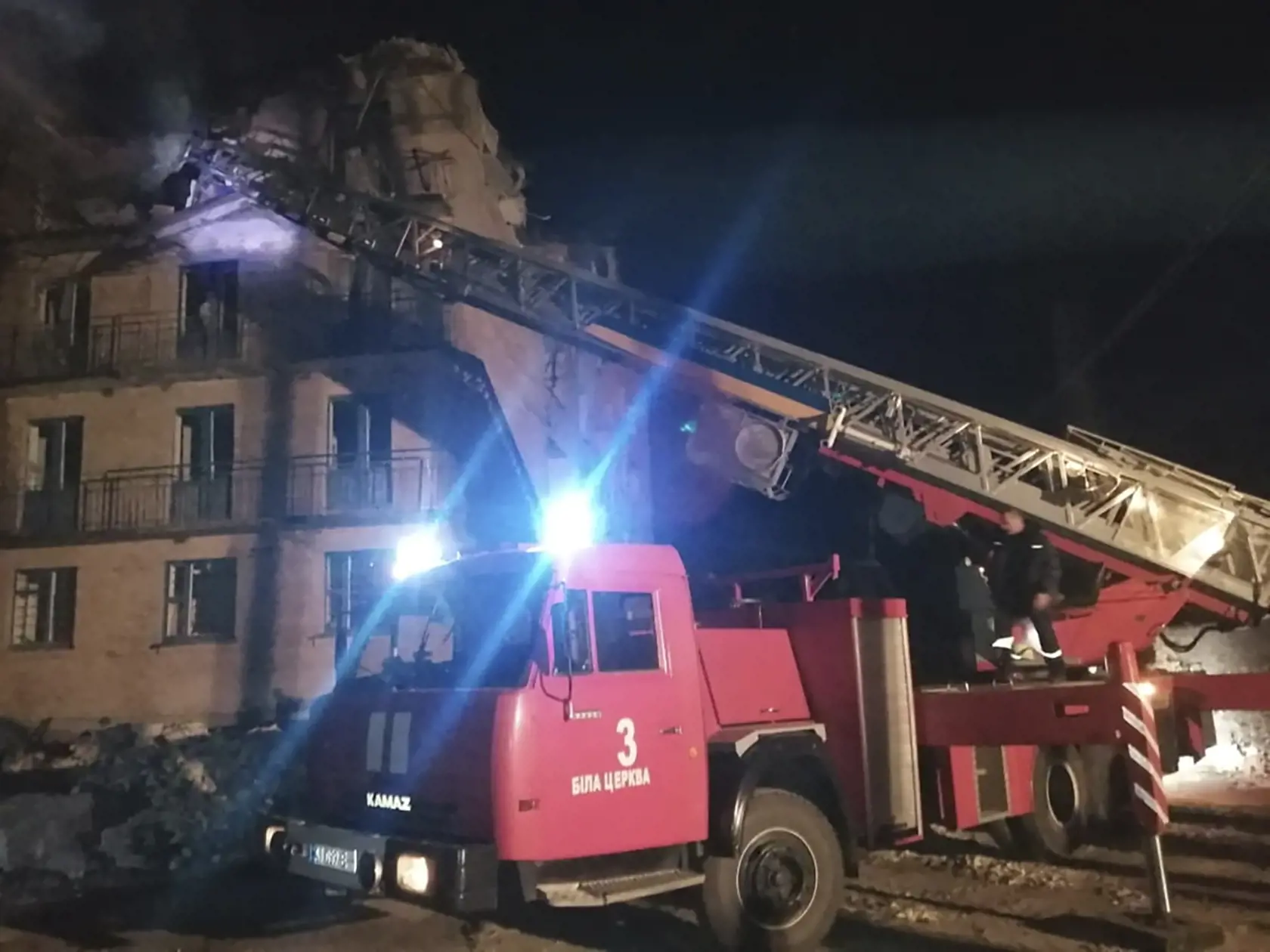 WA 24 Ržyščiv - Na snímke ukrajinskej záchrannej služby záchranári zasahujú po útoku dronom v meste Ržyščiv v Kyjevskej oblasti v stredu 22. marca 2023. FOTO TASR/AP

In this photo provided by the Ukrainian Emergency Service, emergency personnel work at the scene following a drone attack in the town of Rzhyshchiv, Kyiv region, Ukraine, Wednesday, March 22, 2023.  (Ukrainian Emergency Service via AP Photo)