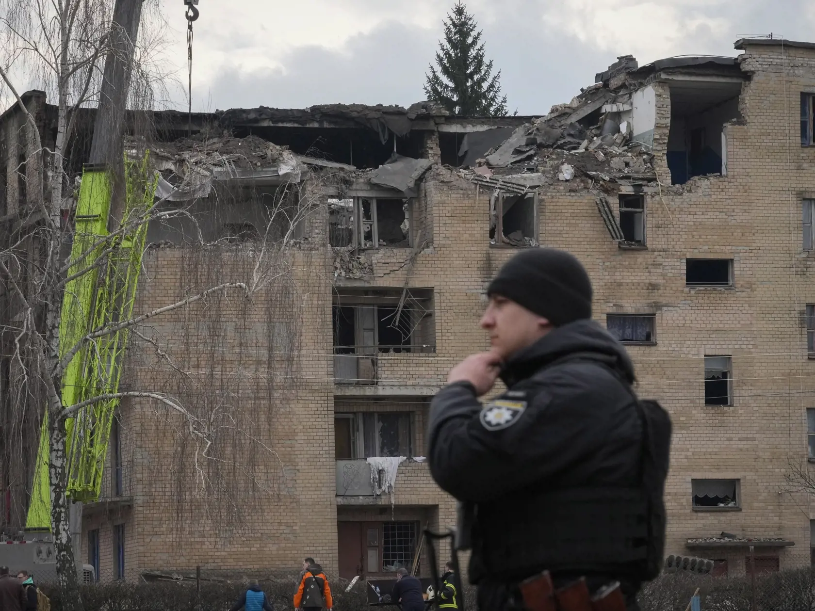 WA 43 Ržyščiv - Policajt hliadkuje pred poškodenou budovou po útoku dronu v meste Ržyščiv v Kyjevskej oblasti v stredu 22. marca 2023. FOTO TASR/AP

A police officer stands guard at the scene of a drone attack in the town of Rzhyshchiv, Kyiv region, Ukraine, Wednesday, March 22, 2023. (AP Photo/Efrem Lukatsky)