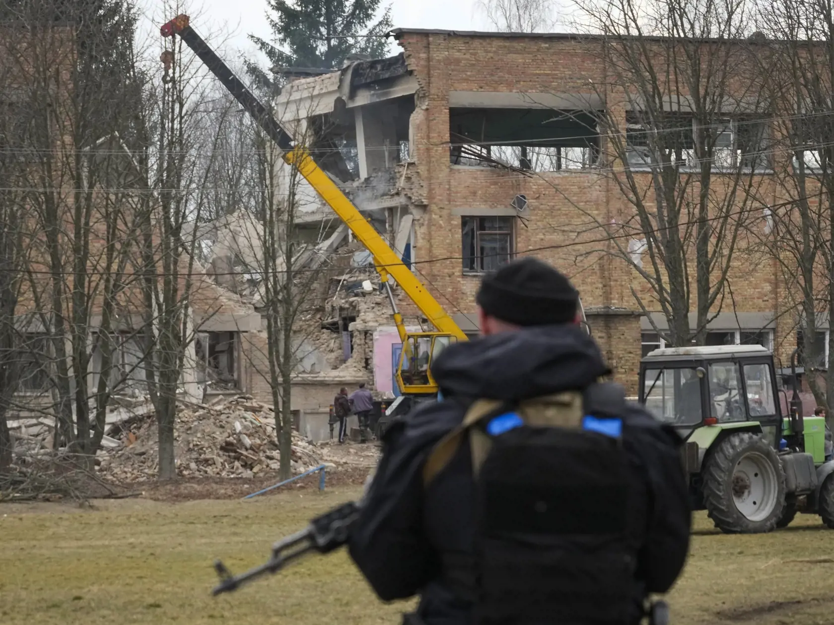 WA 42 Ržyščiv - Policajt hliadkuje pred poškodenou budovou po útoku dronu v meste Ržyščiv v Kyjevskej oblasti v stredu 22. marca 2023. FOTO TASR/AP

A police officer stands guard at the scene of a drone attack in the town of Rzhyshchiv, Kyiv region, Ukraine, Wednesday, March 22, 2023. (AP Photo/Efrem Lukatsky)