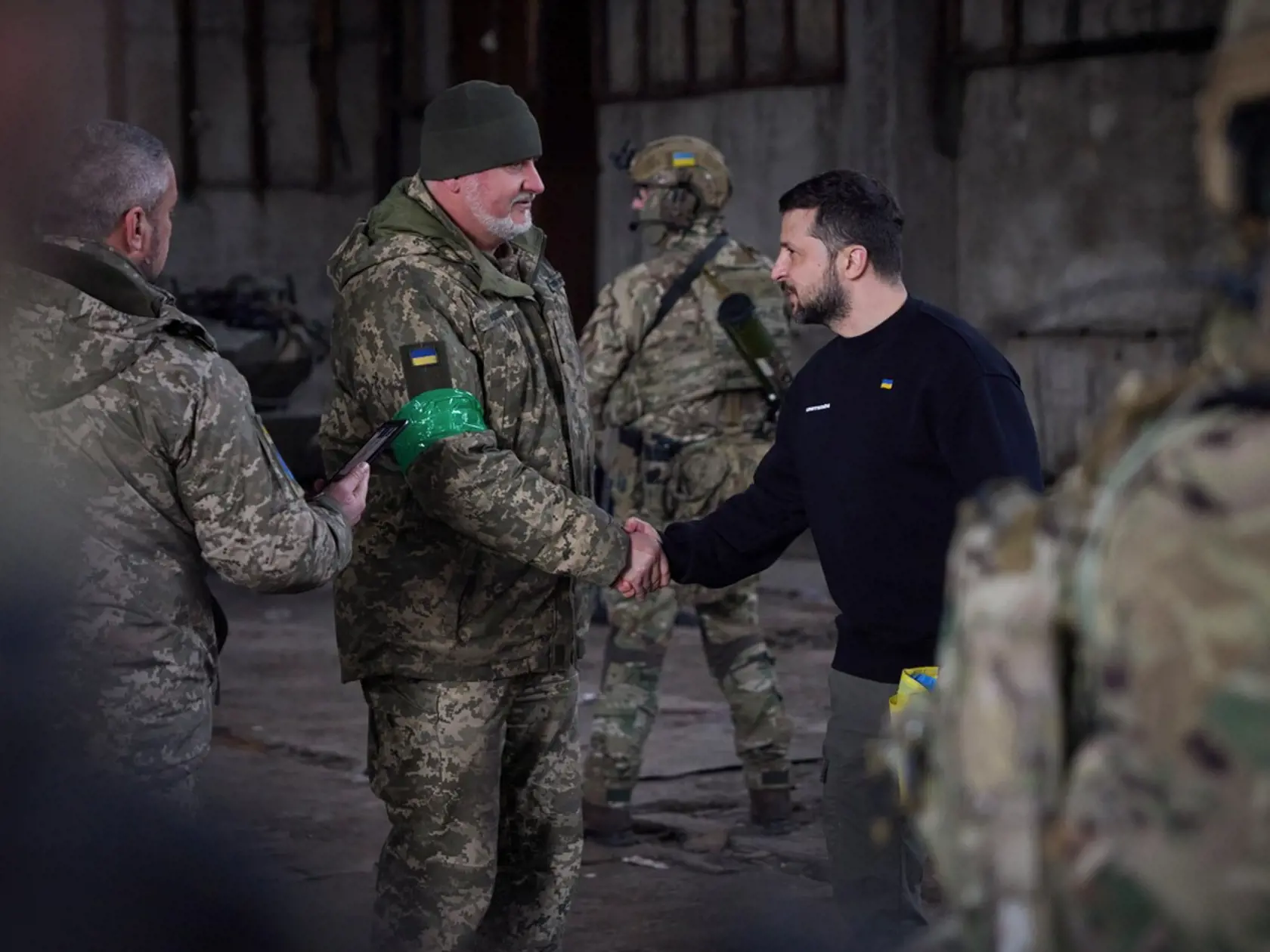 Volodymyr Zelenskyj navštívil Charkov a bojový front pri meste Bachmut. Vojakom aj civilným obyvateľom udeľoval vyznamenania a ocenenia.