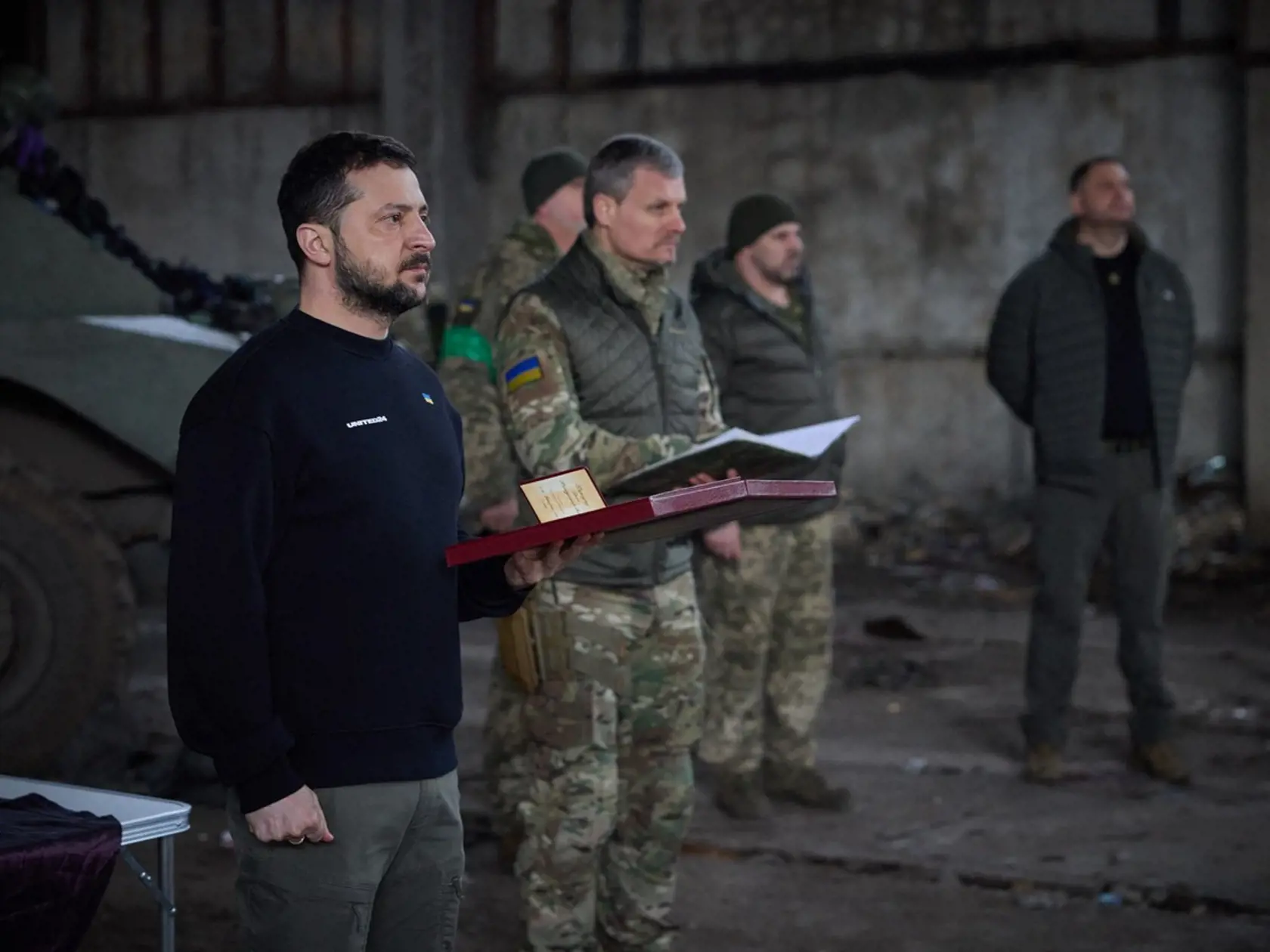 Volodymyr Zelenskyj navštívil Charkov a bojový front pri meste Bachmut. Vojakom aj civilným obyvateľom udeľoval vyznamenania a ocenenia.