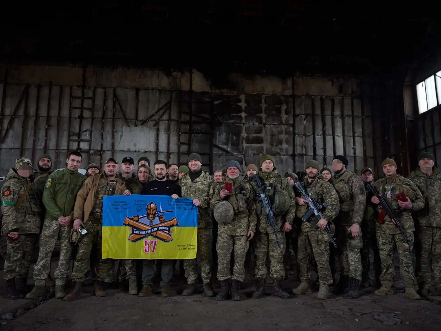 Volodymyr Zelenskyj navštívil Charkov a bojový front pri meste Bachmut. Vojakom aj civilným obyvateľom udeľoval vyznamenania a ocenenia.