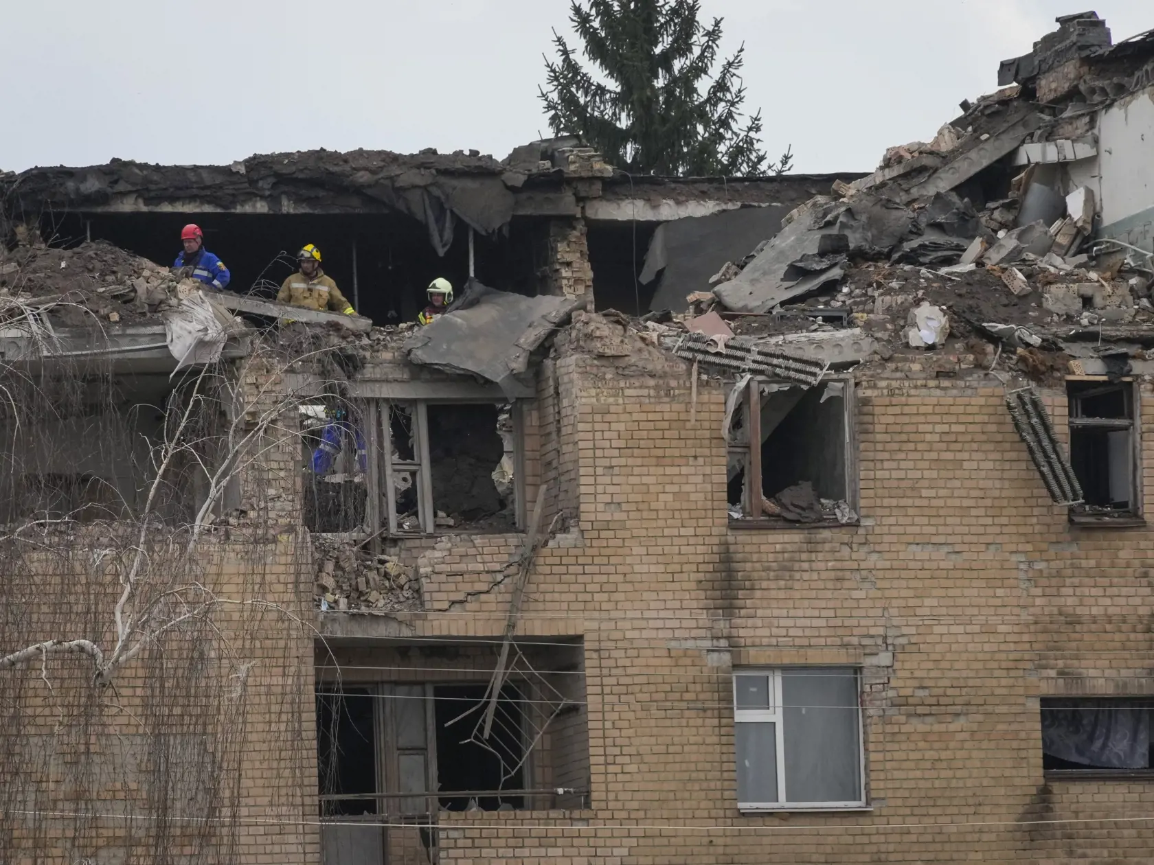 WA 31 Ržyščiv - Príslušníci záchranných zložiek prehľadávajú trosky zničenej budovy po útoku dronu v meste Ržyščiv v Kyjevskej oblasti v stredu 22. marca 2023. FOTO TASR/AP

In this photo provided by the Ukrainian Emergency Service, emergency personnel work at the scene following a drone attack in the town of Rzhyshchiv, Kyiv region, Ukraine, Wednesday, March 22, 2023. (Ukrainian Emergency Service via AP Photo)