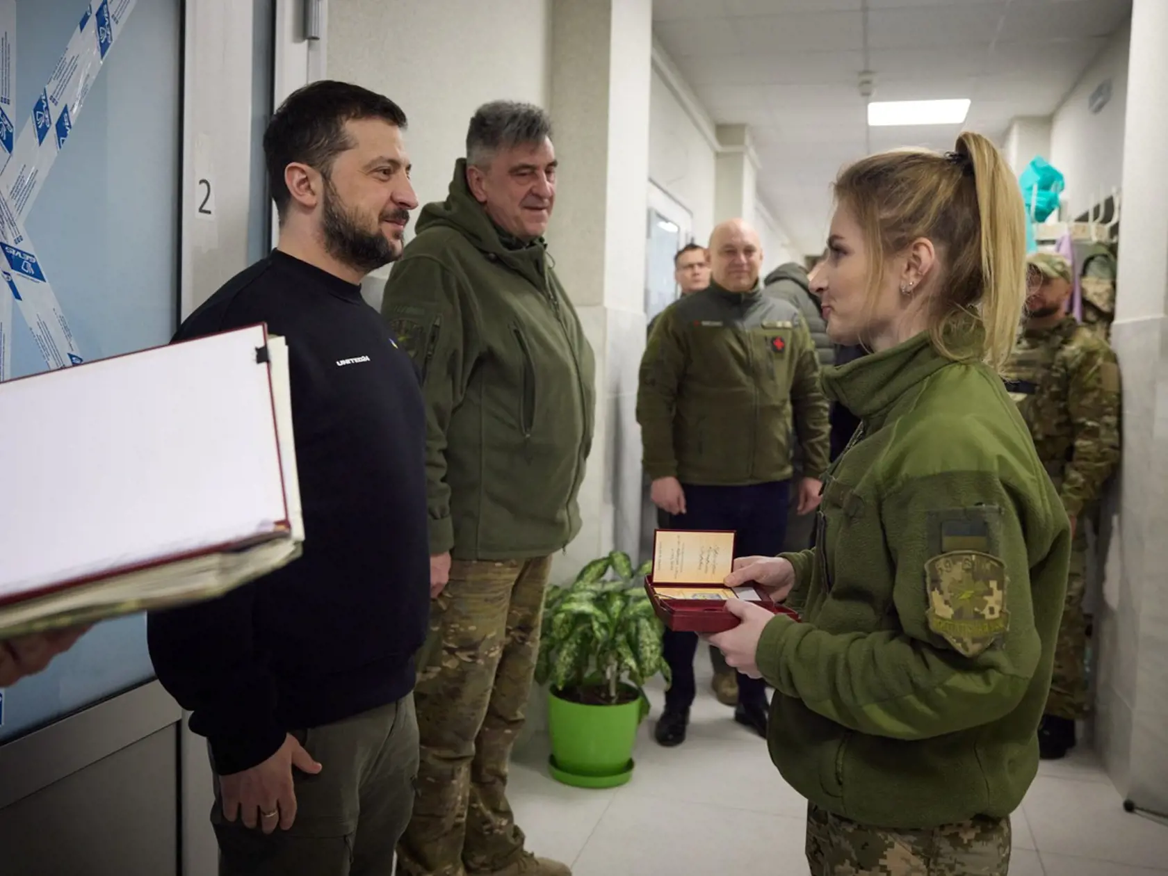 Volodymyr Zelenskyj navštívil Charkov a bojový front pri meste Bachmut. Vojakom aj civilným obyvateľom udeľoval vyznamenania a ocenenia.