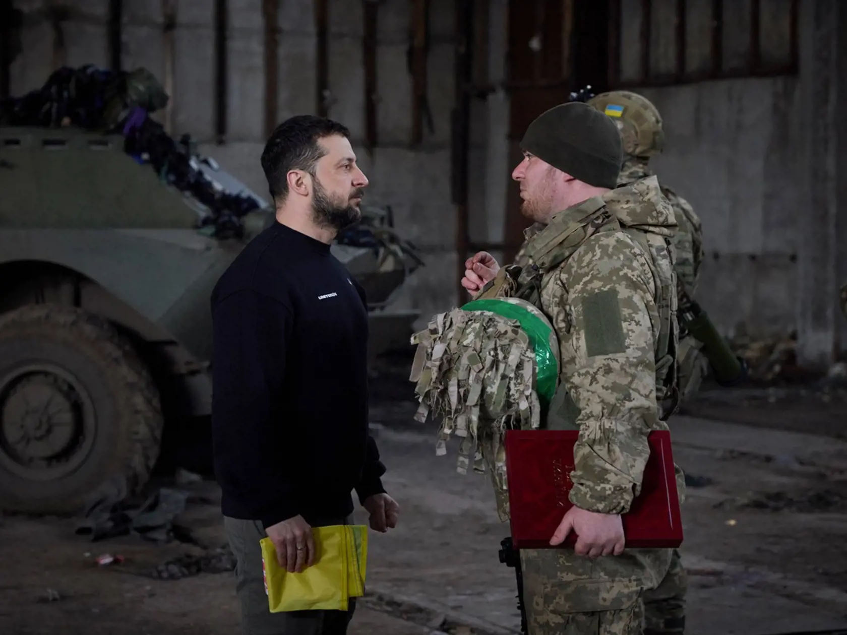 Volodymyr Zelenskyj navštívil Charkov a bojový front pri meste Bachmut. Vojakom aj civilným obyvateľom udeľoval vyznamenania a ocenenia.