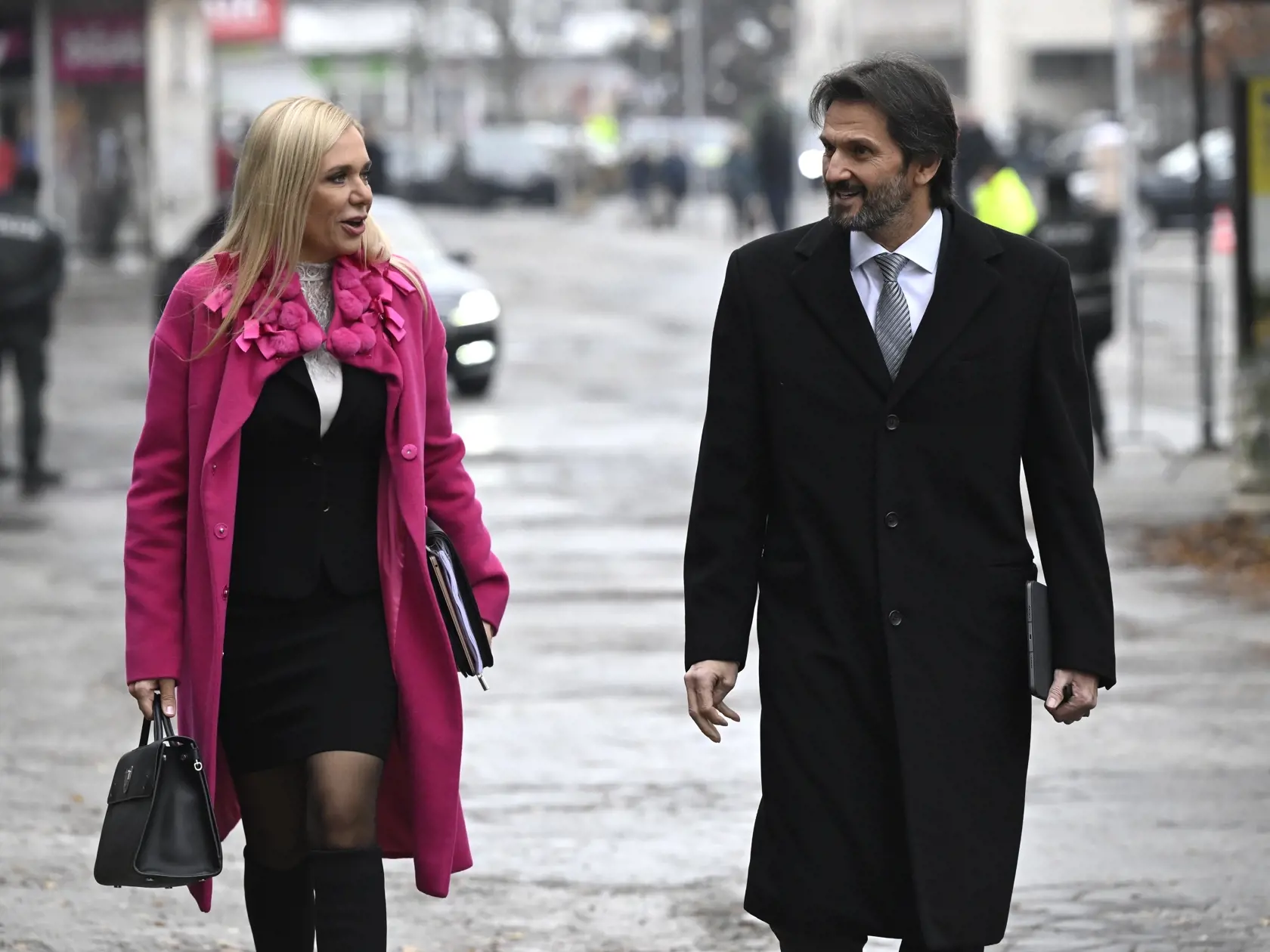 Na snímke zľava podpredsedníčka vlády SR a ministerka hospodárstva SR Denisa Saková (Hlas-SD) a podpredseda vlády SR a minister obrany SR Robert Kaliňák (Smer-SD) prichádzajú na výjazdové rokovanie vlády SR, 12. decembra 2023 v Trenčíne. FOTO TASR - Radovan Stoklasa

