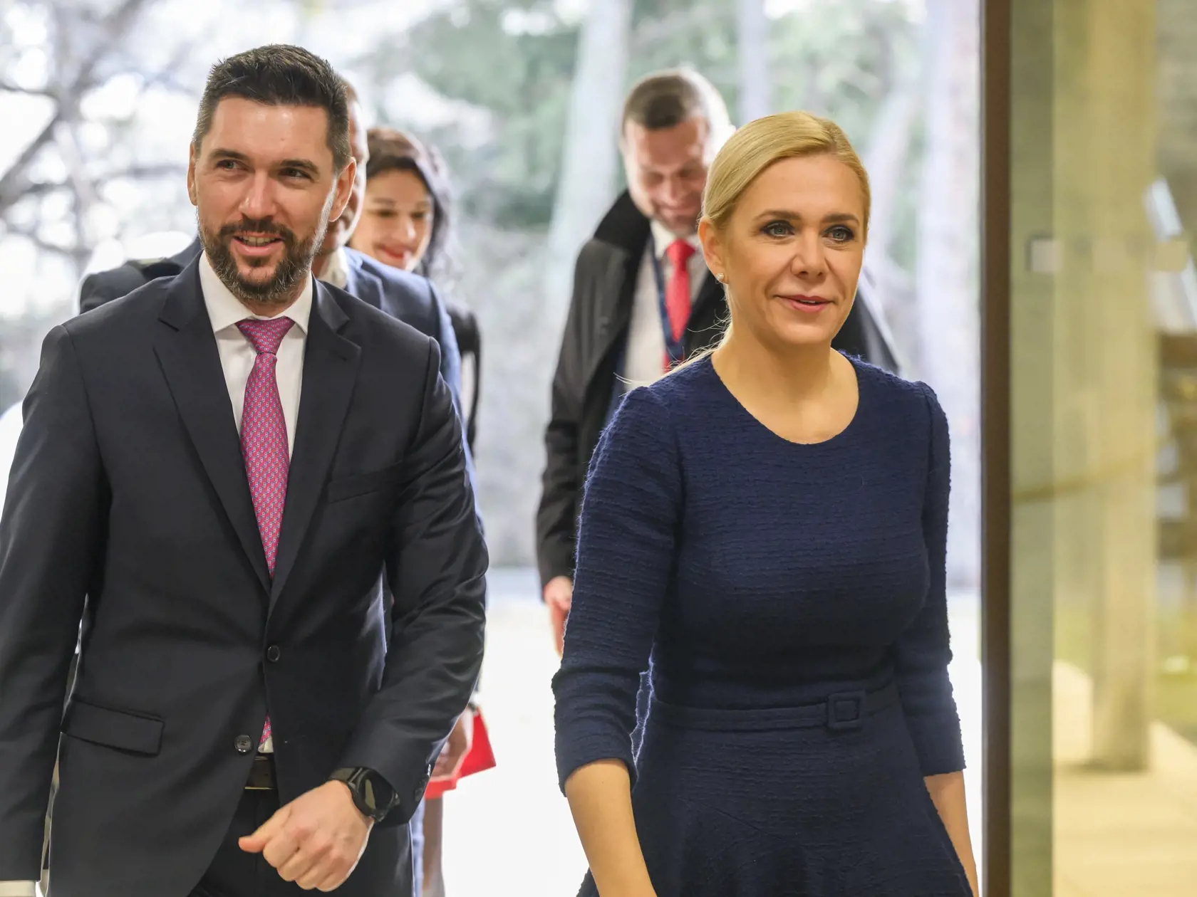Na snímke minister pôdohospodárstva a rozvoja vidieka SR Richard Takáč (Smer-SD) a podpredsedníčka vlády a ministerka hospodárstva SR Denisa Saková (Hlas-SD) prichádzajú na 16. rokovanie vlády SR v Bratislave 14. februára 2024. FOTO TASR - Jaroslav Novák