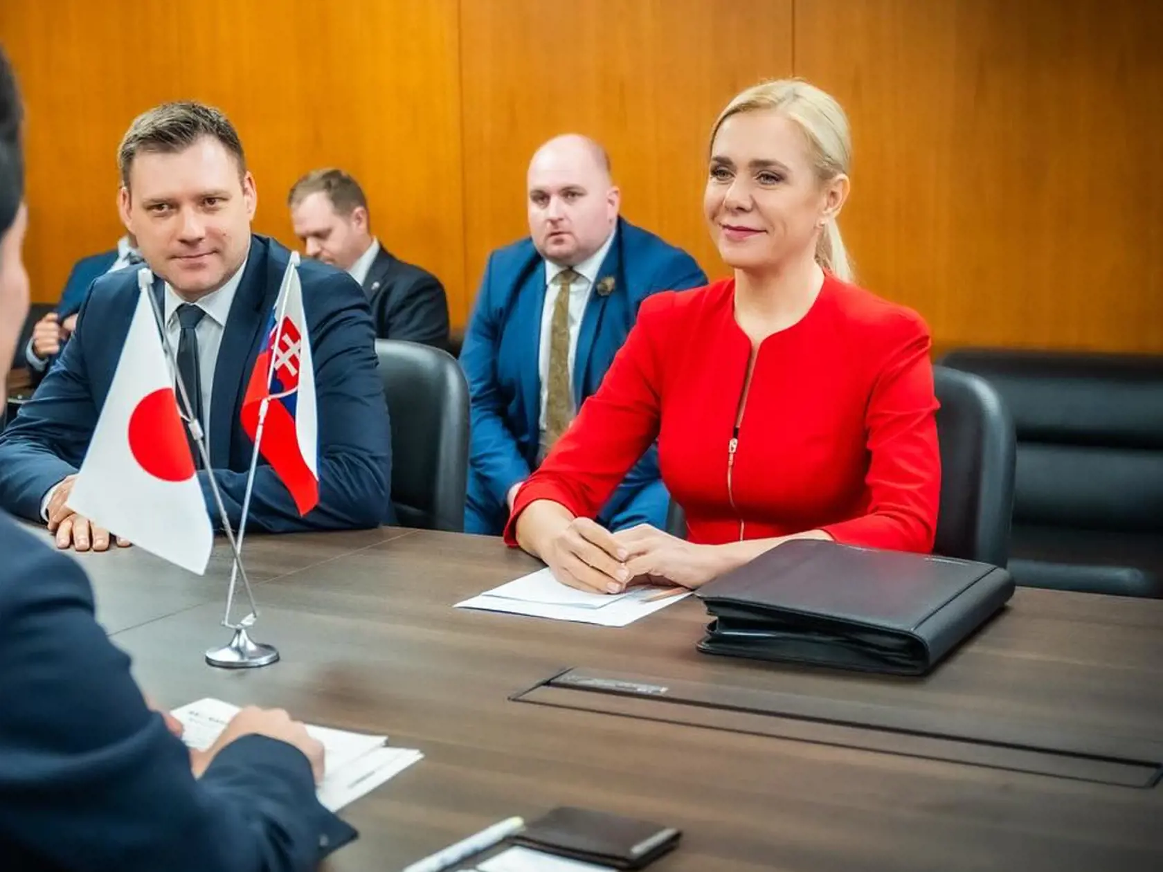 Ministerka hospodárstva Denisa Saková (Hlas) a minister životného prostredia Tomáš Taraba (SNS) odleteli pred pár dňami na pracovnú cestu do ďalekého Japonska.