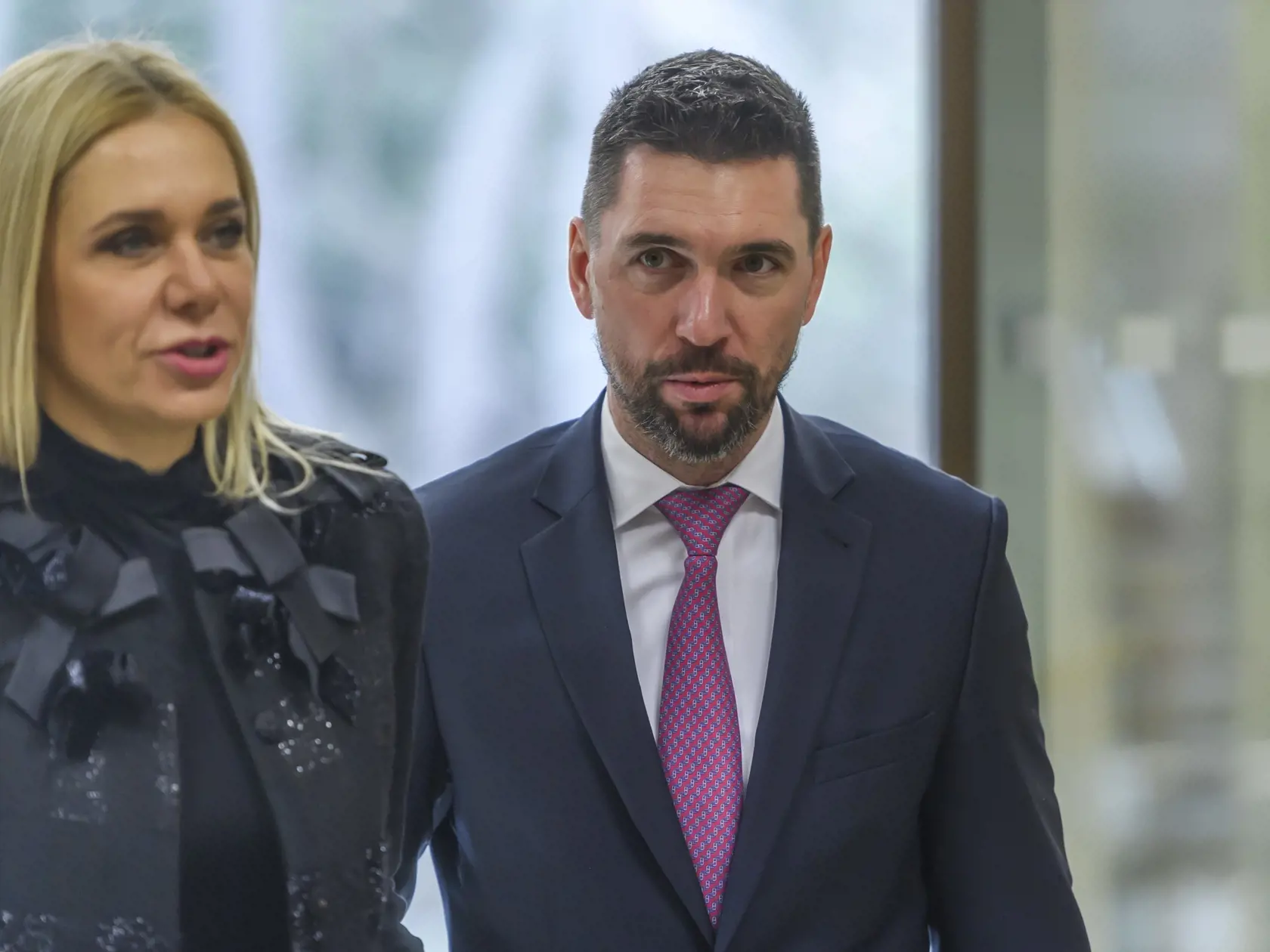 Na snímke podpredsedníčka vlády a ministerka hospodárstva SR Denisa Saková (Hlas-SD) a minister pôdohospodárstva a rozvoja vidieka SR Richard Takáč (Smer-SD) prichádzajú na 17. rokovanie vlády SR v Bratislave 21. februára 2024. FOTO TASR - Jaroslav Novák