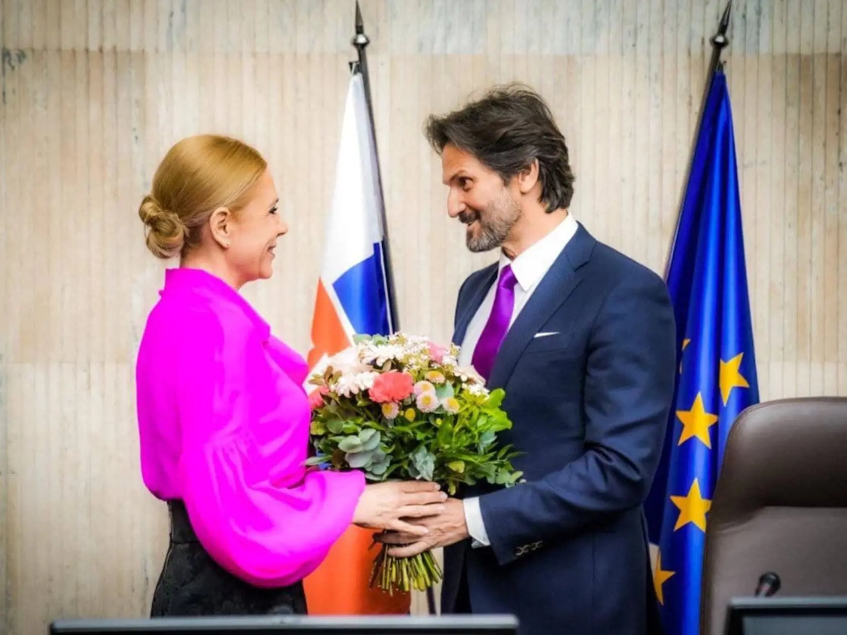 Gratulácie prijala aj od koaličných partnerov, napríklad od ministra obrany Roberta Kaliňáka (Smer).
