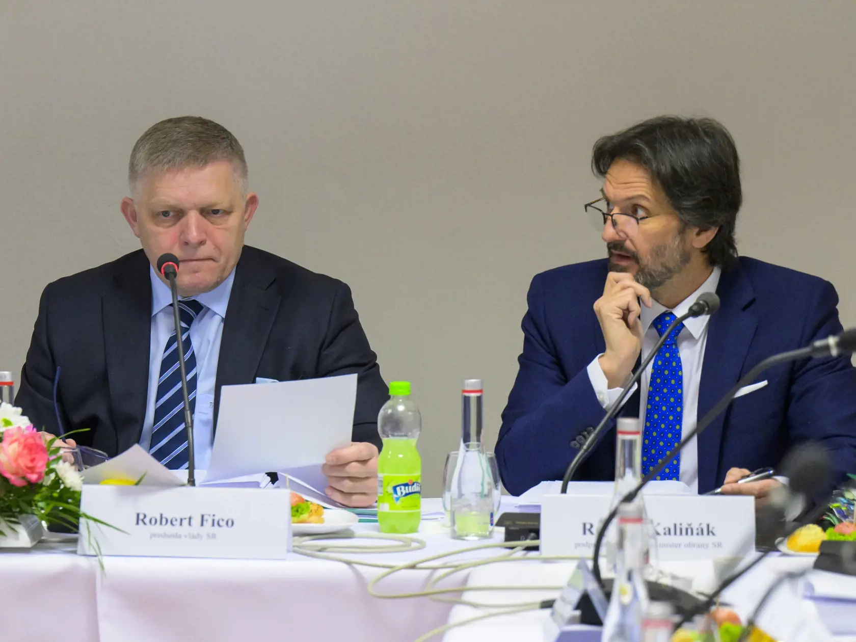 Predseda vlády SR Robert Fico a podpredseda vlády a minister obrany SR Robert Kaliňák (obaja Smer-SD).