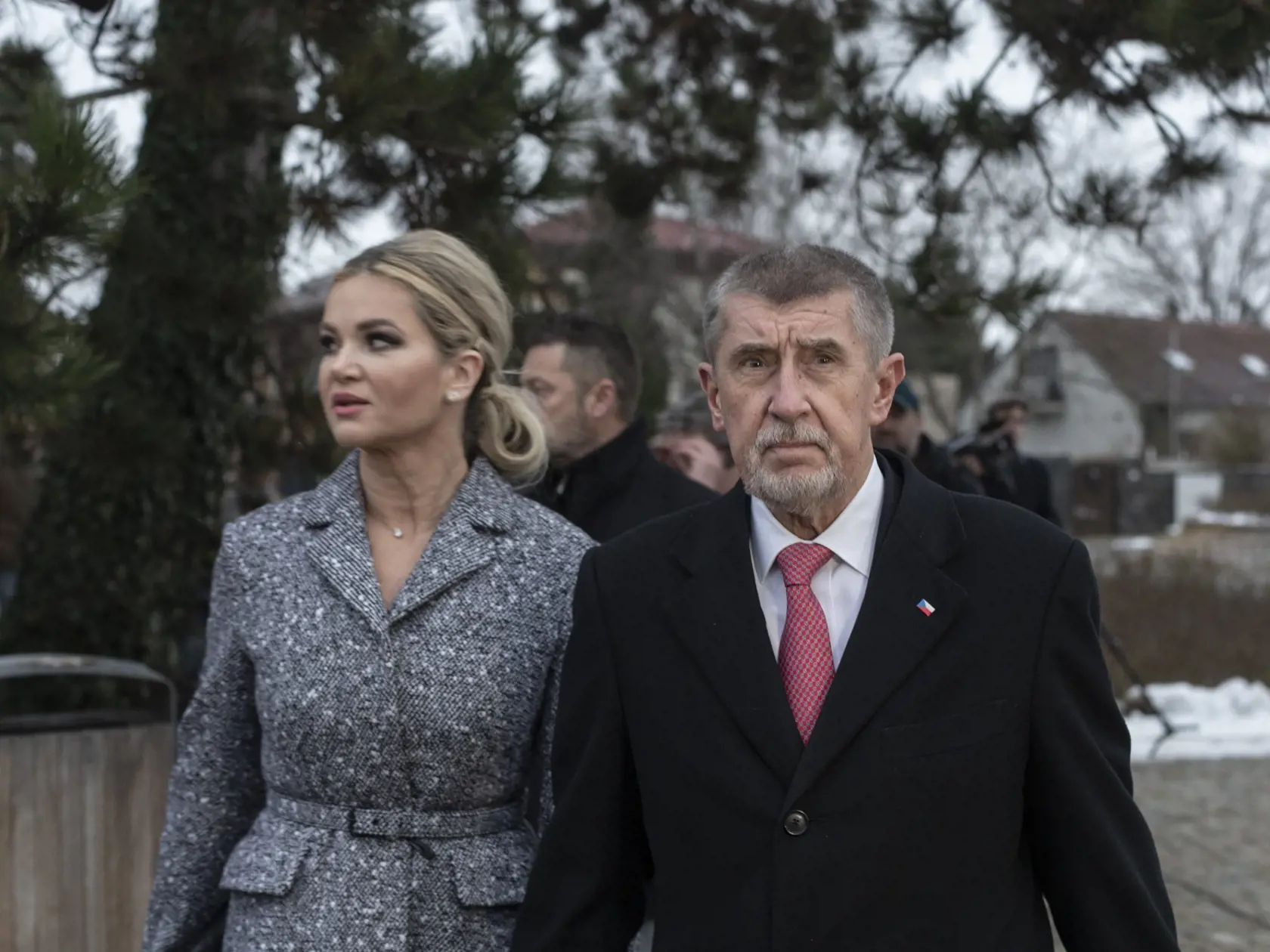 EBE 18 Průhonice - Na snímke vpravo český prezidentský kandidát Andrej Babiš, vľavo jeho manželka Monika odchádzajú po volebnom akte v druhom kole prezidentských volieb z volebnej miestnosti na obecnom úrade v českej obci Průhonice v piatok 27. januára 2023. FOTO TASR/AP

Presidential candidate and former Czech Republic's Prime Minister Andrej Babis, front right, and his wife Monika Babisova, exit a polling station after casting their ballots at the presidential election runoff in Pruhonice, Cze