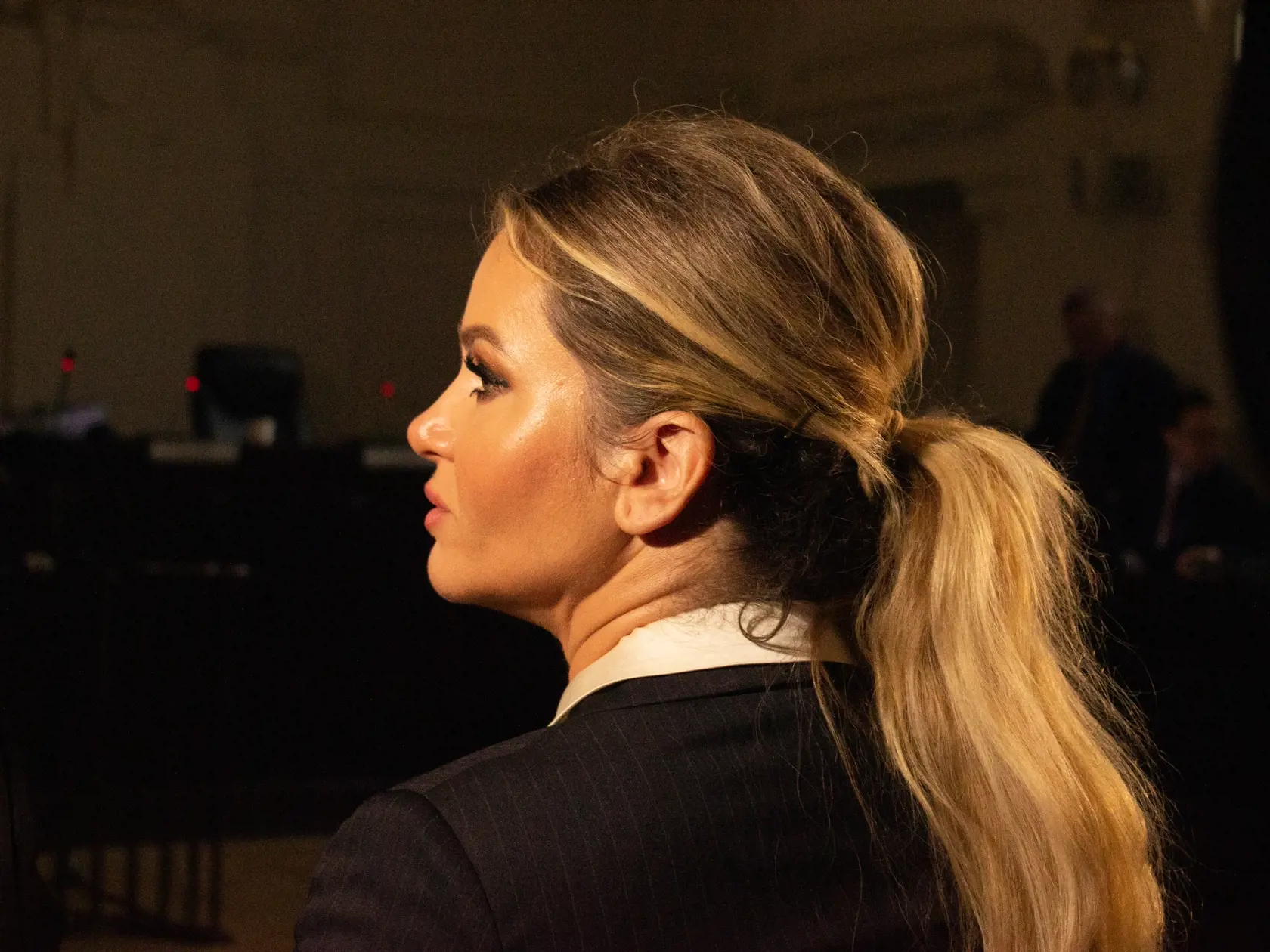 Na smínke Monika Babišová v pojednávacej miestnosti Mestského súdu v Prahe 14. septembra 2022. Manželka Andreja Babiša Monika odmietla vypovedať na súde v dotačnej kauze Čapí hnízdo. Na pojednávanie prišla spolu so svojím manželom a bratom Martinom Herodesom, ktorí mal v stredu tiež vypovedať ako svedok.  Právo nevypovedať využil aj Babišovej brat. "Obžalovaný je môj švagor a bol som v tejto trestnej veci stíhaný," uviedol Herodes k dôvodom tohto rozhodnutia. Dcéra Adriana sa z pojednávania ospr