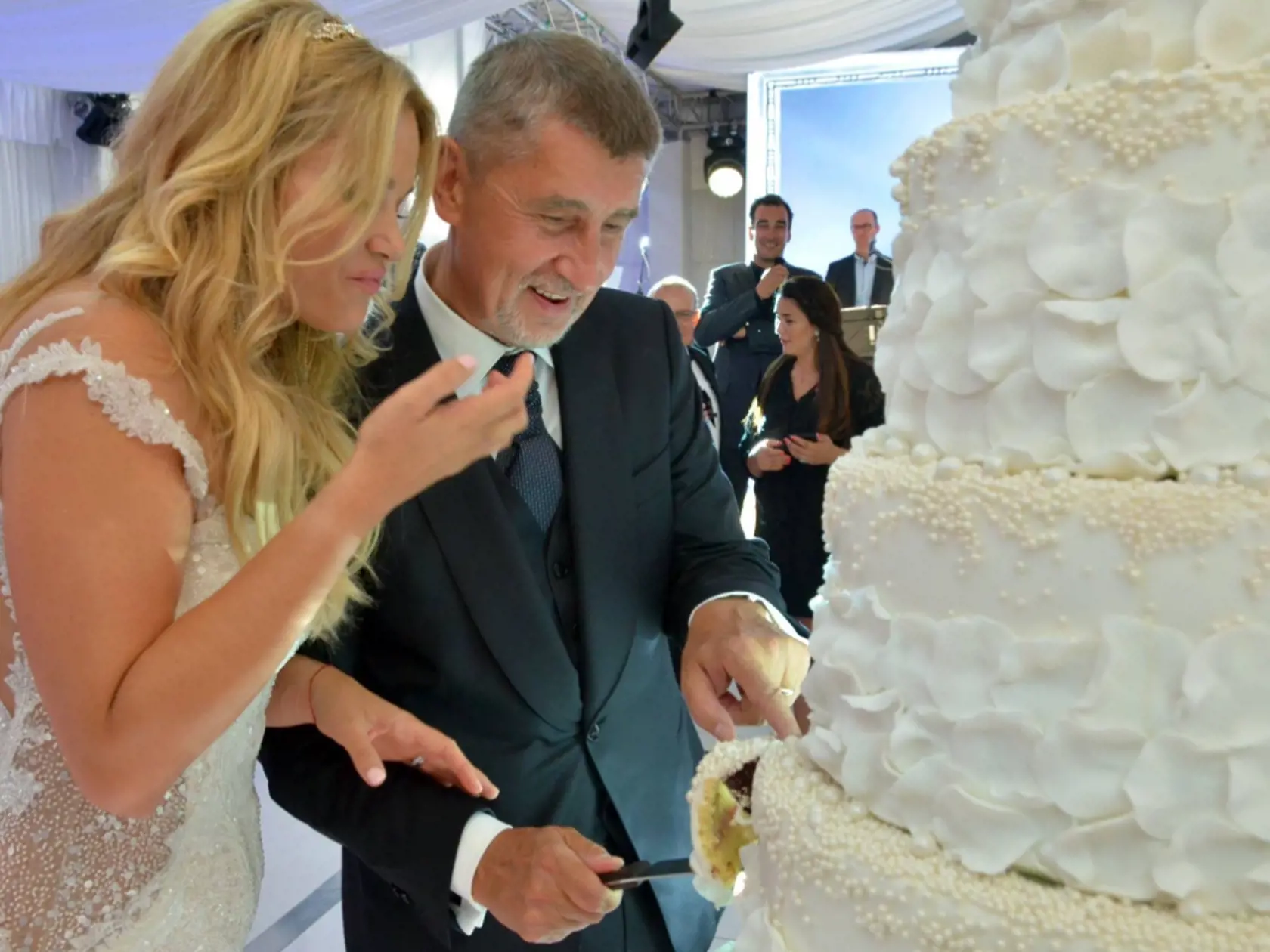 Ako mladomanželia si pochutnali na obrovskej torte, ktorú krájali.