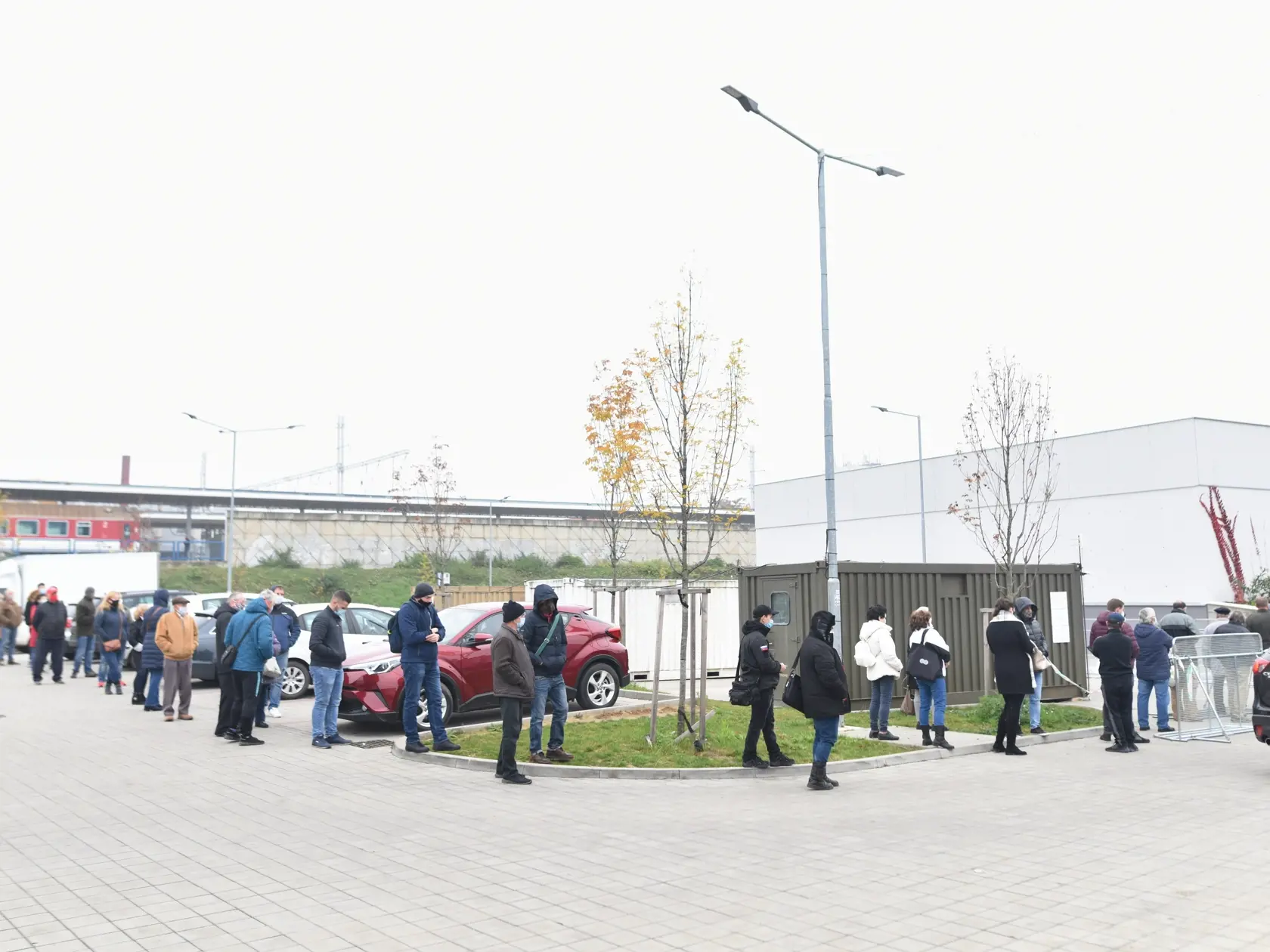 Na snímke ľudia čakajú v rade na bezplatné testovanie antigénovými testami na prítomnosť nového koronavírusu pred Fakultnou nemocnicou v Trnave v pondelok 9. novembra 2020. FOTO TASR - Lukáš Grinaj