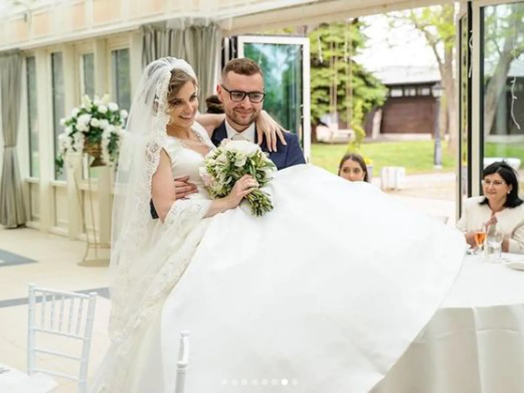 21. máj 2021: Dominika Stará sa 4 mesiace od januárovej svadby znova vydala. Veľký deň si užila na kaštieli v Studenom.