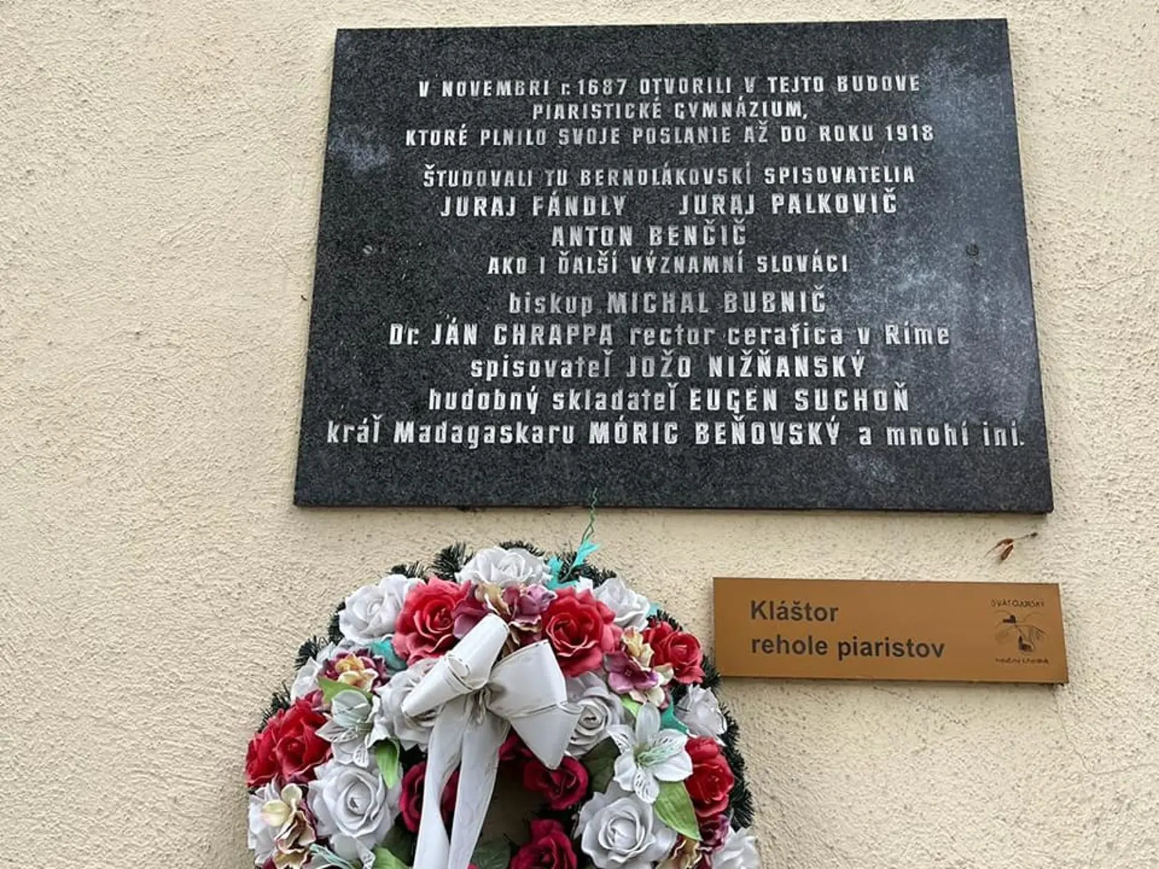 Pamätná tabuľa na Piaristickom gymnáziu, ktoré navštevovalo mnoho známych osobnosti, medzi nimi aj Jožo Nižnánsky.