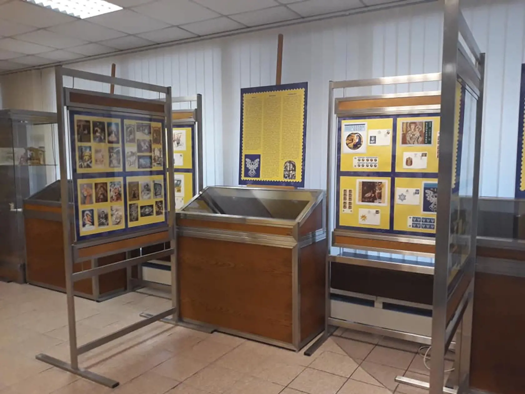Vianočná výstava predstavuje historické pohľadnice a originálne známky s témou Vianoc.