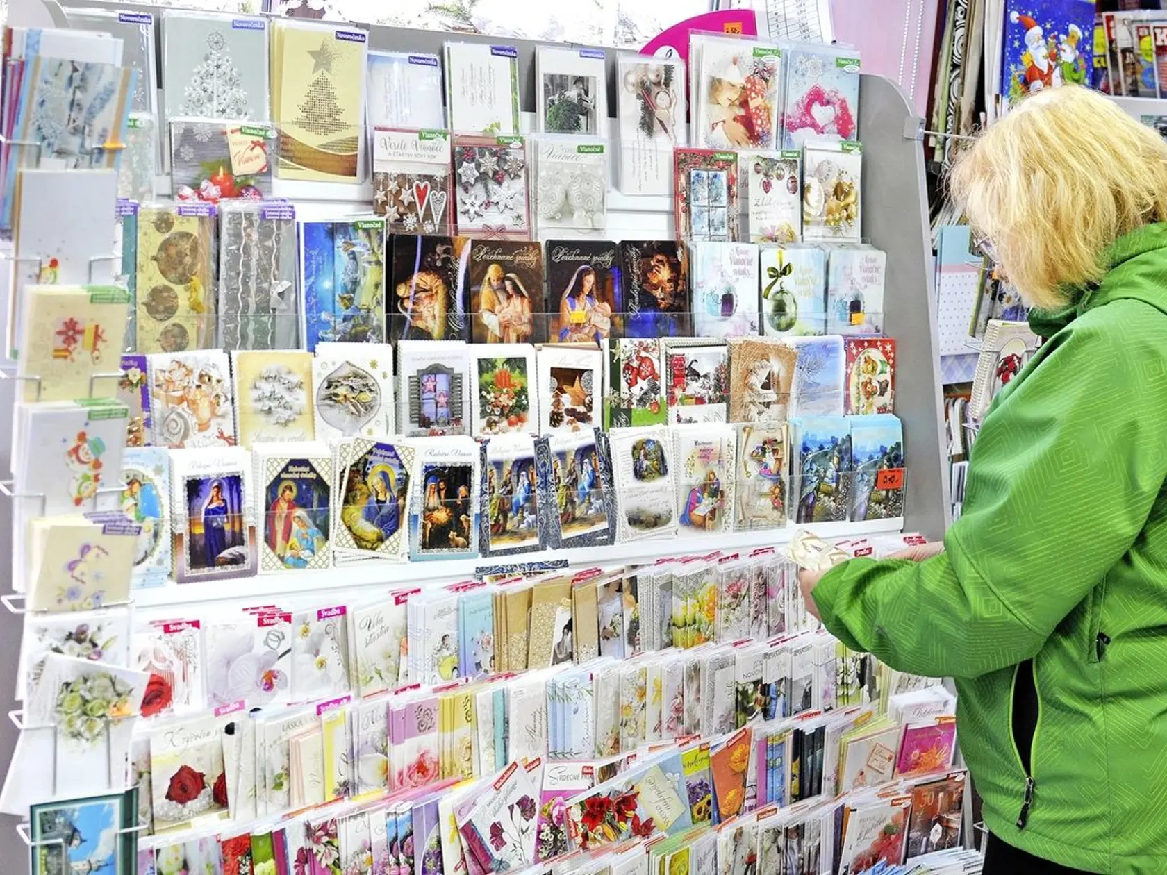 Tí, ktorí chcú potešiť svojich blízkych tradičným pozdravom, majú aj dnes bohatý výber.