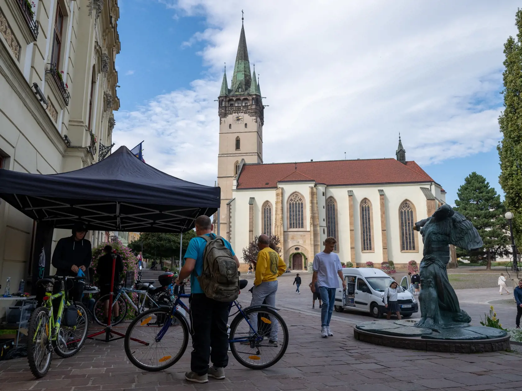 Na snímke ľudia čakajú na bezplatný servis bicyklov pred Mestským úradom počas Európskeho týždňa mobility (ETM) v Prešove vo štvrtok 19. septembra 2024. ETM prebieha každoročne v týždni od 16. do 22. septembra. Jeho cieľom je podporovať udržateľnú dopravu a motivovať ľudí k využívaniu verejnej dopravy. Témou tohto ročníka je Verejný priestor pre všetkých. FOTO TASR - Veronika Mihaliková