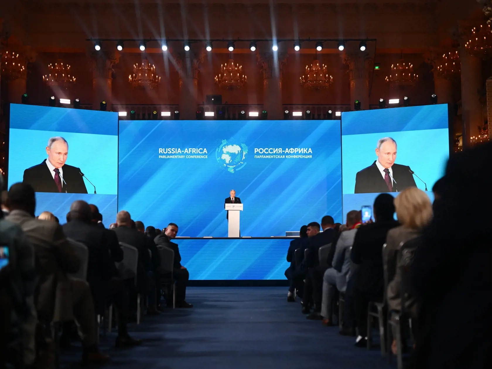 Ruský prezident Vladimir Putin (uprostred) rozpráva počas druhej Rusko-africkej parlamentnej konferencie v Moskve 20. marca 2023.