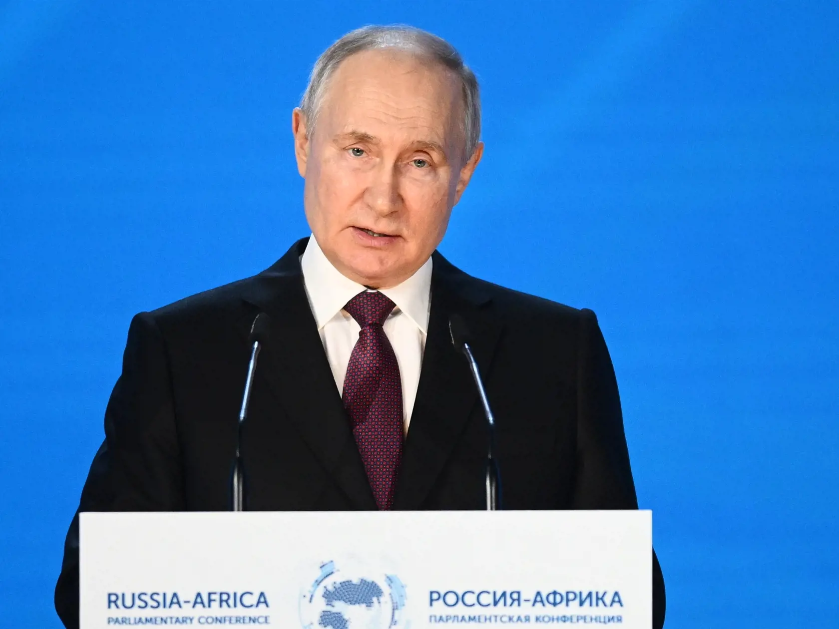 Ruský prezident Vladimir Putin rozpráva počas druhej Rusko-africkej parlamentnej konferencie v Moskve 20. marca 2023.