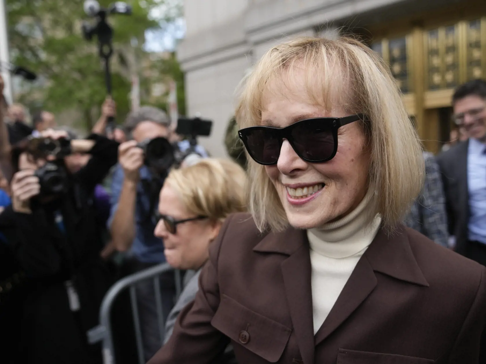 Na snímke novinárka E. Jean Carrollová vychádza zo súdu 9. mája 2023 v New Yorku
