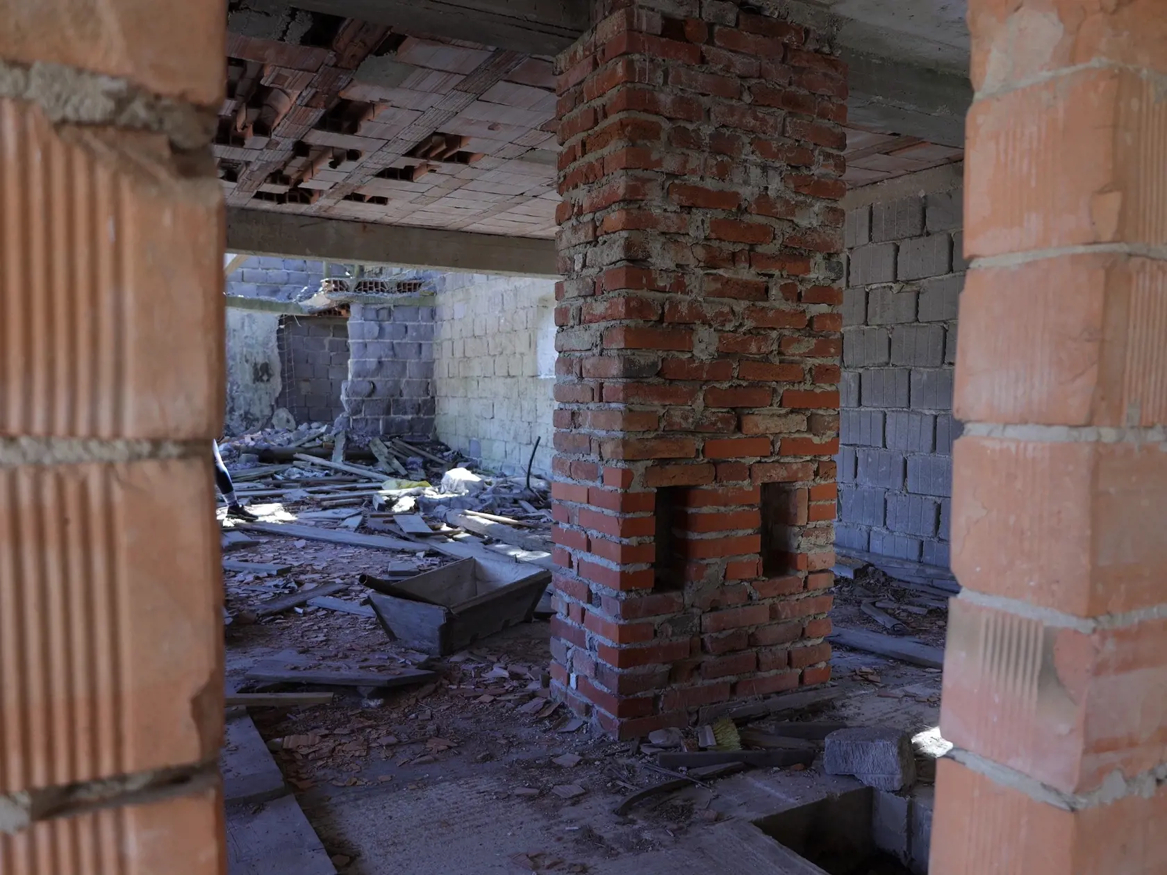 Pri vstupe do tejto malebnej obce Štiavnické Bane s približne 850 obyvateľmi, si môžete všimnúť vzláštny rozostavaný dom, ktorý stojí hneď pri hlavnej ceste oproti známemu tajchu Vindšachta. Keďže majiteľ už dlhé roky s domom nič nerobí, celý areál je zarastený a z nehnuteľnosti vidíme od cesty len strechu a okná.