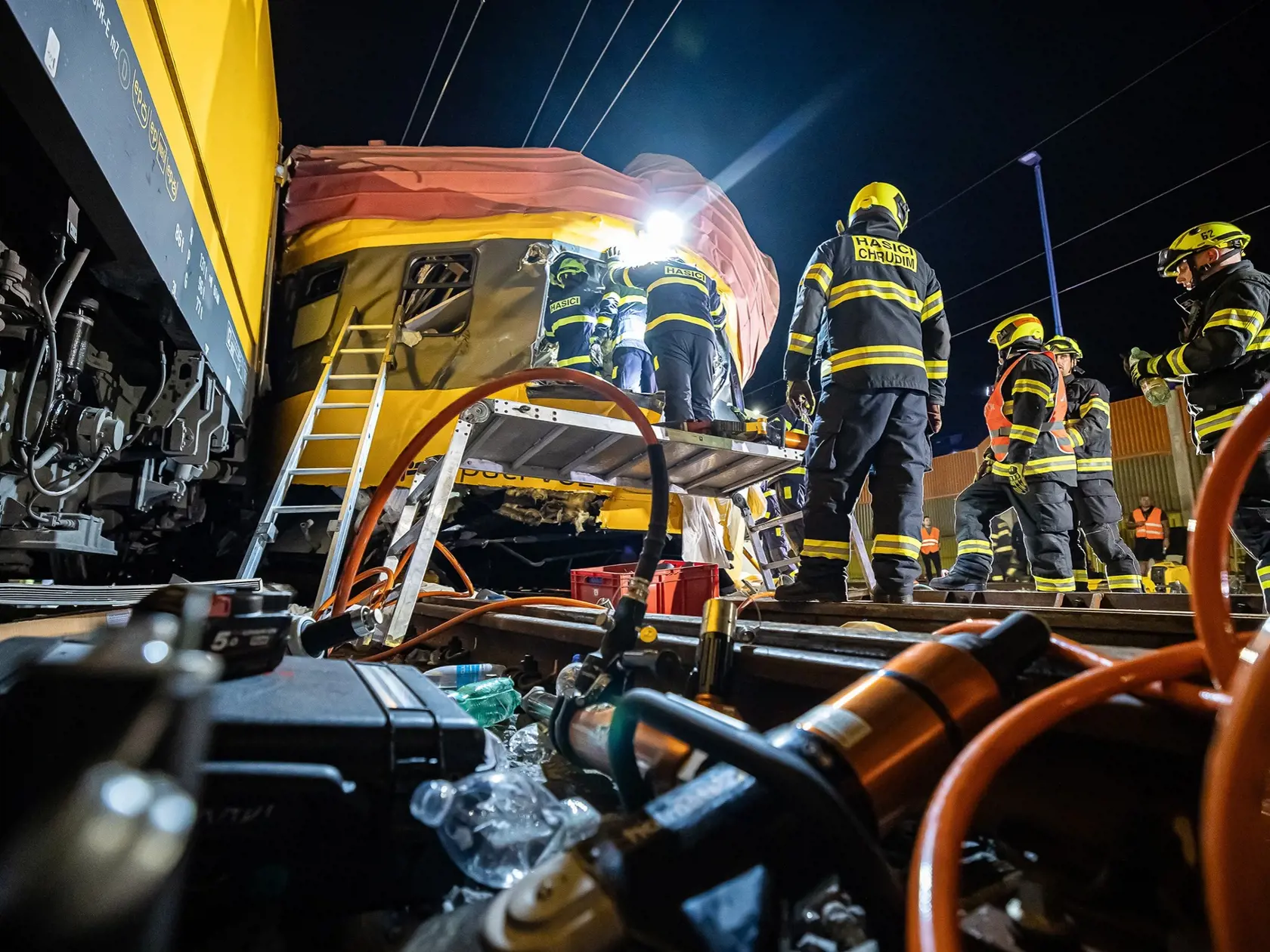 V Pardubiciach sa zrazil rýchlik s nákladným vlakom, najmenej štyria mŕtvi