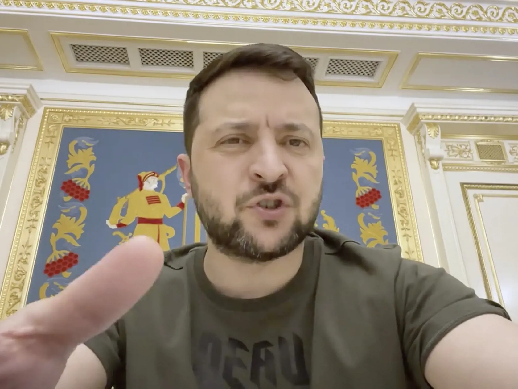 JB 31 Kyjev - Na snímke z videa ukrajinský prezident Volodymyr Zelenskyj rozpráva z Kyjeva 2. júna 2022. Ukrajinský prezident Volodymyr Zelenskyj vo svojom najnovšom príhovore k občanom zverejnenom v sobotu 4. júna večer na svojej oficiálnej stránke obvinil Rusko z masívneho ničenia kultúrnych pamiatok, kostolov a iných miest spätých náboženstvom. Podľa neho to je dostatočný dôvod na vylúčenie tejto krajiny z Organizácie OSN pre vzdelávanie, vedu a kultúru (UNESCO). FOTO TASR/AP

In this image f