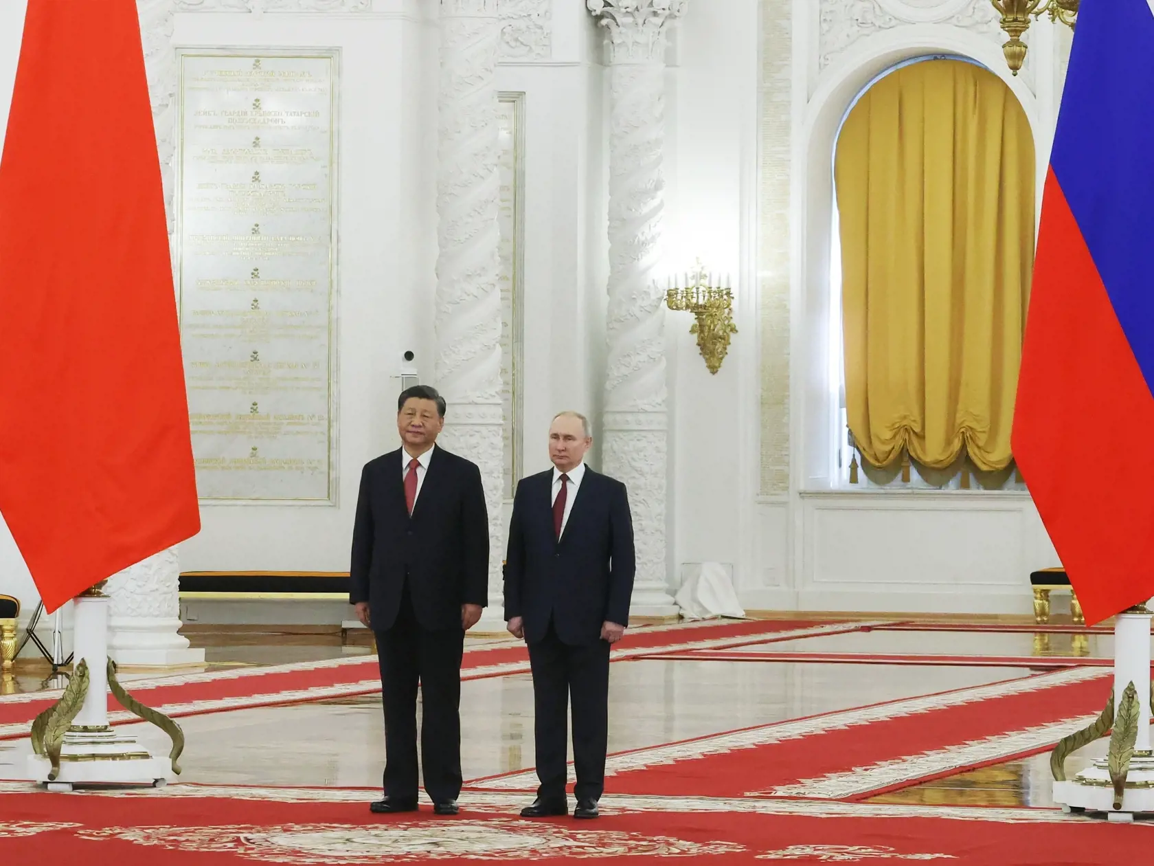 Ruský prezident Vladimir Putin (vpravo) a čínsky prezident Si Ťin-pching počas uvítacieho ceremoniálu 21. marca 2023 v Moskve.