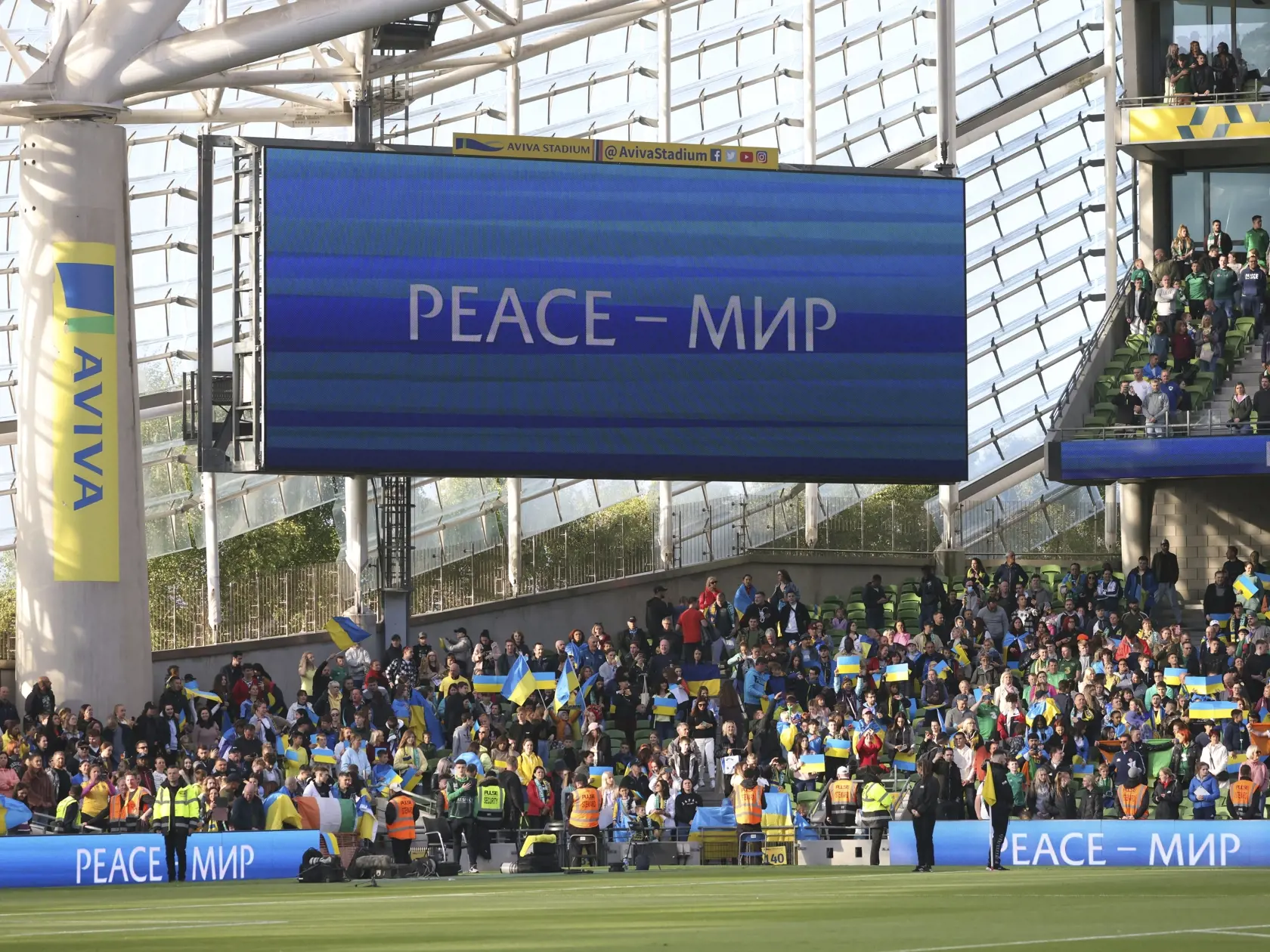 PK 41 Dublin - Na snímke nápis "Mier" svieti na informačnej tabuli pred zápasom 2. kola 1. skupiny B-divízie Ligy národov vo futbale Írsko - Ukrajina v Dubline 8. júna 2022. FOTO TASR/AP

The anti-war banner is displayed on a screen before the UEFA Nations League soccer match between Ireland and Ukraine at the Aviva Stadium in Dublin, Ireland, Wednesday, June 8, 2022. (AP Photo/Peter Morrison)