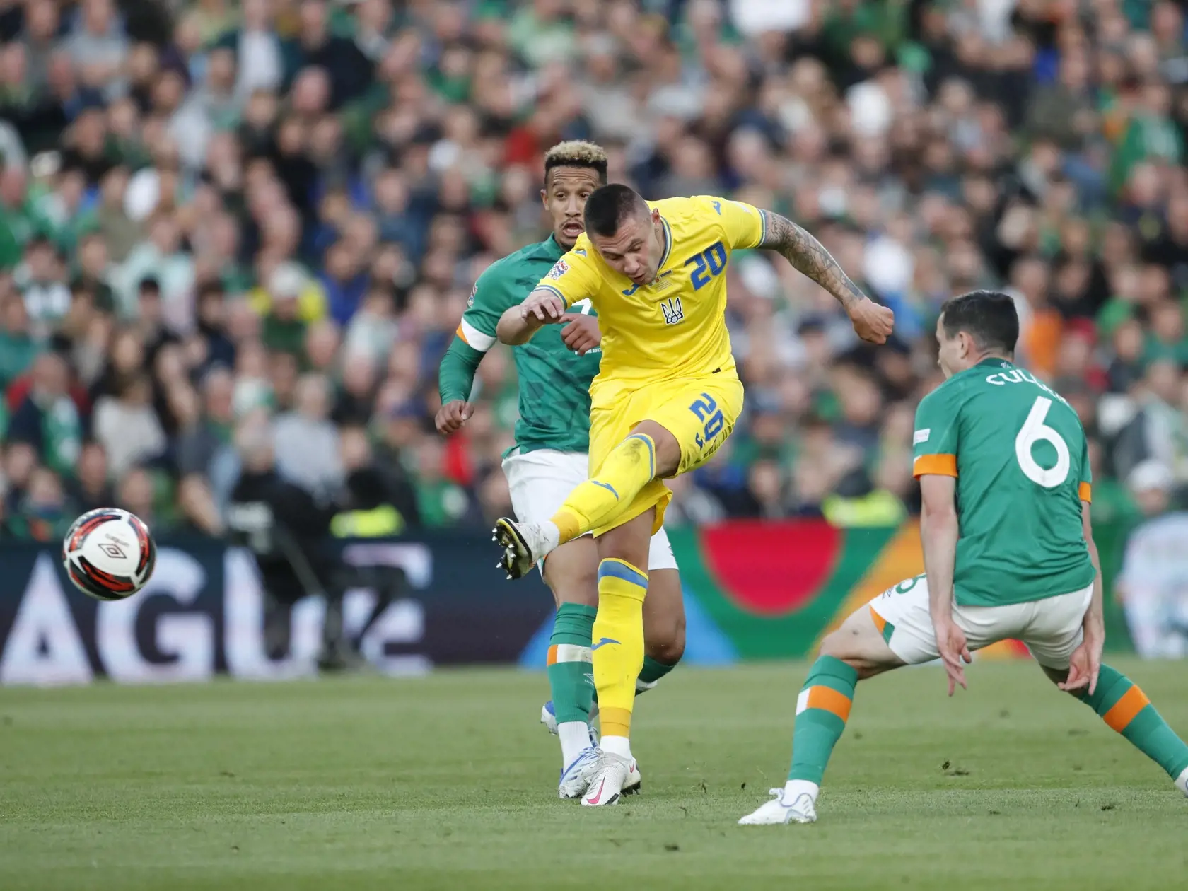 PK 42 Dublin - Na snímke ukrajinský futbalista Oleksandr Zubkov strieľa na bránu v zápase 2. kola 1. skupiny B-divízie Ligy národov vo futbale Írsko - Ukrajina v Dubline 8. júna 2022. FOTO TASR/AP

Ukraine's Oleksandr Zubkov, centre, shots on target during the UEFA Nations League soccer match between Ireland and Ukraine at the Aviva Stadium in Dublin, Ireland, Wednesday, June 8, 2022. (AP Photo/Peter Morrison)