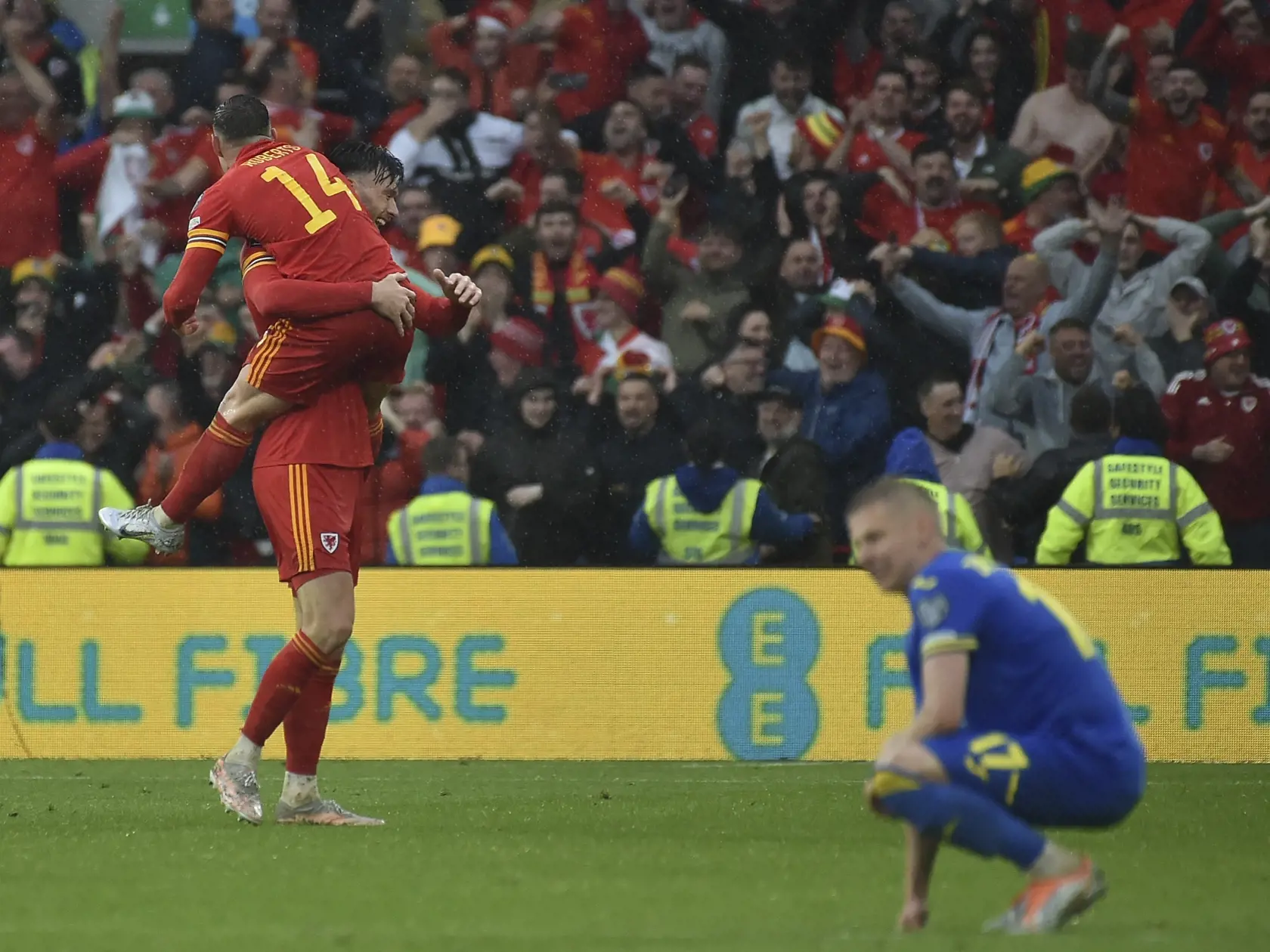 JB 12 Cardiff - Hráči Walesu oslavujú po výhre nad Ukrajinou a postupe na majstrovstvá sveta 2022 v Katare vo finále baráže MS 2022  vetvy A Wales - Ukrajina v Cardiffe 5. júna 2022. FOTO TASR/AP
 
Wales players celebrate at the end of the World Cup 2022 qualifying play-off soccer match between Wales and Ukraine at Cardiff City Stadium, in Cardiff, Wales, Sunday, June 5, 2022. Wales won 1-0. (AP Photo/Rui Vieira)