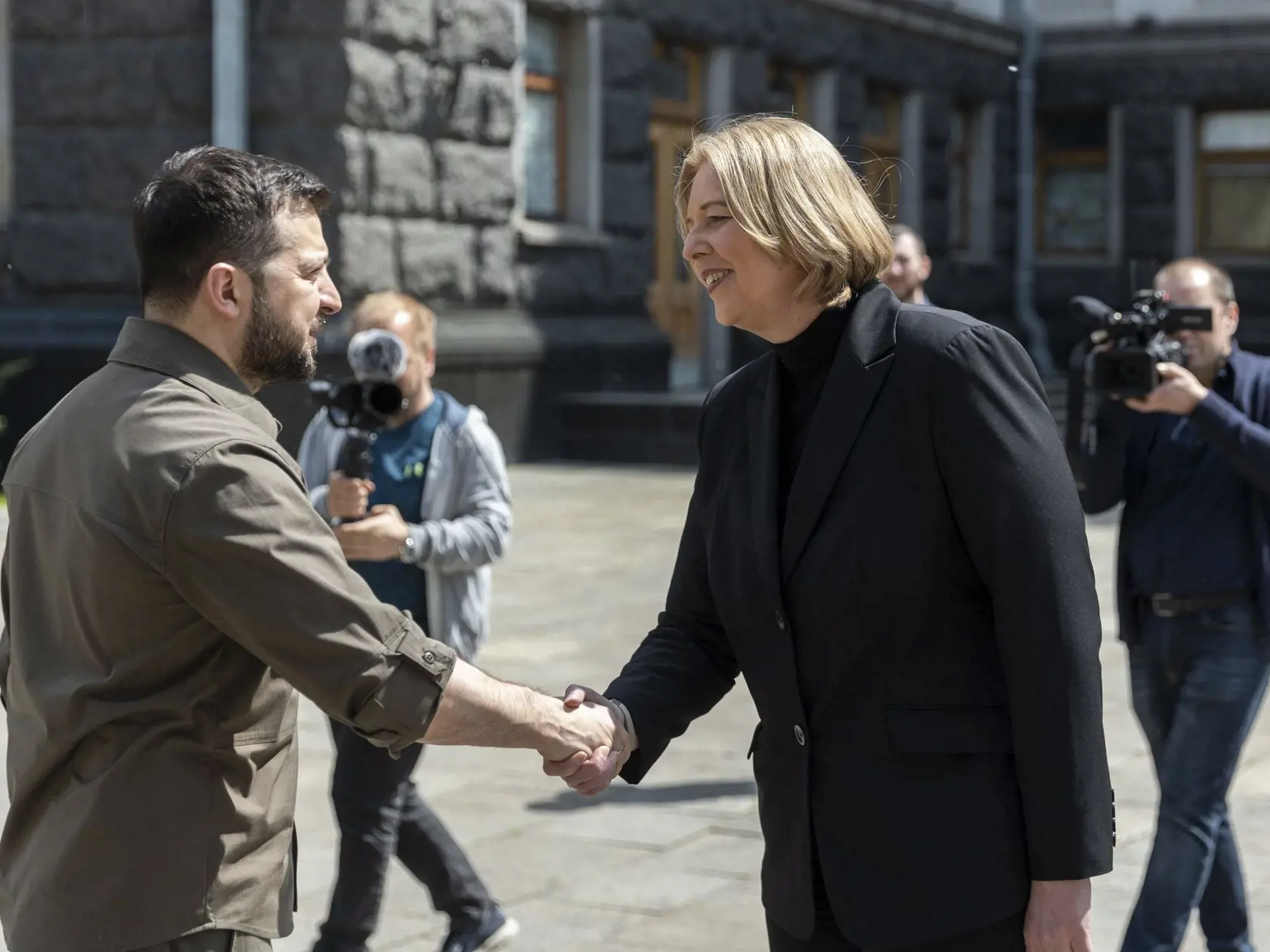 KK31 Kyjev - Na snímke ukrajnský prezident Volodymyr Zelenskyj a predsedníčka nemeckého parlamentu Bundestag Barbel Basová počas stretnutia v Kyjeve 8. mája 2022. FOTO TASR/AP
In this photo provided by the Ukrainian Presidential Press Office, Ukrainian President Volodymyr Zelenskyy, left, greets Barbel Bas, President of Bundestag, German parliament during their meting in Kyiv, Ukraine, Sunday, May 8, 2022. (Ukrainian Presidential Press Office via AP)