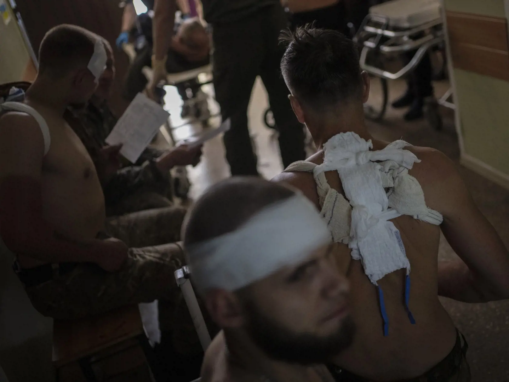 KK10 - Ukrajinskí zranení vojaci čakajú na lekárske ošetrenie v Doneckej oblasti na východe Ukrajiny v utorok 7. júna 2022. FOTO TASR/AP 

Ukrainian injured servicemen wait for medical treatment, in the Donetsk region, eastern Ukraine, Tuesday, June 7, 2022. (AP Photo/Bernat Armangue)