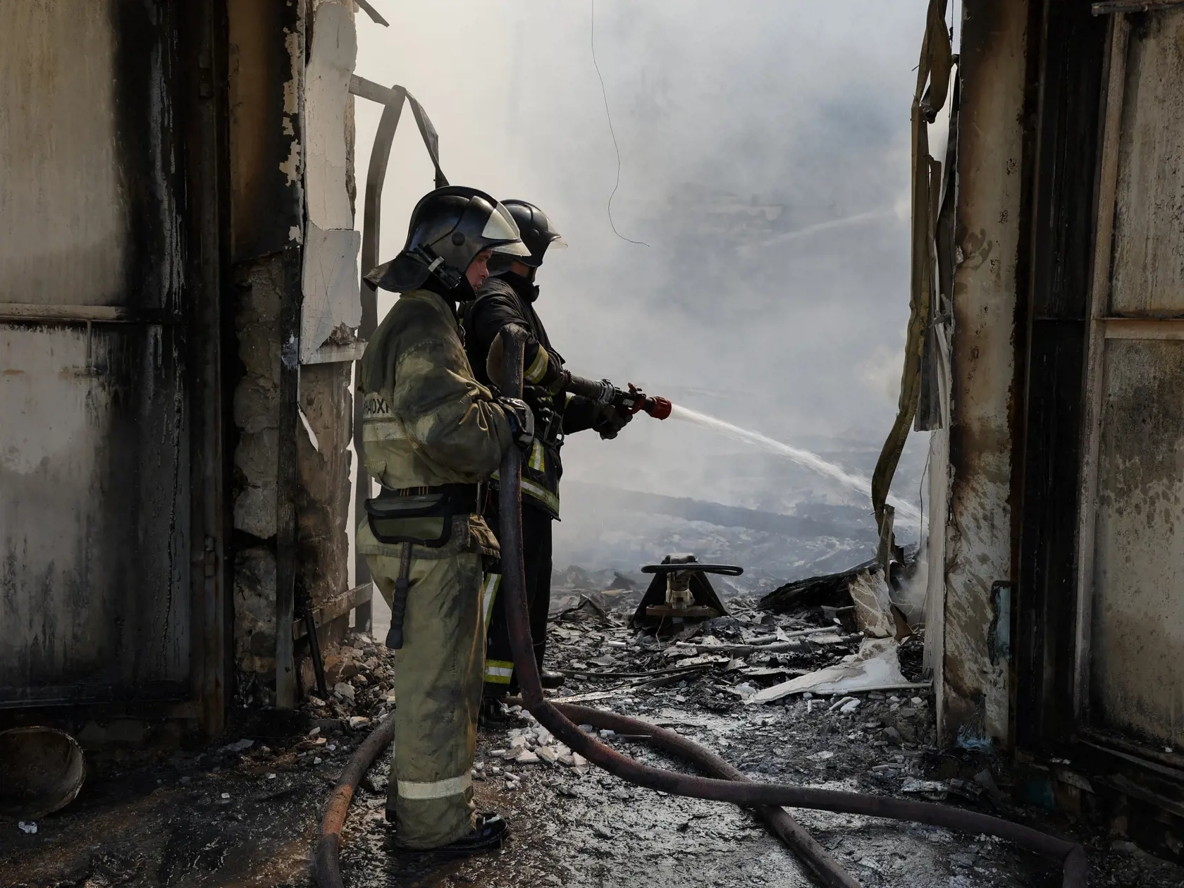 PK 18 Doneck - Hasiči zasahujú na mieste požiaru po ruskom ostreľovaní v meste Doneck, v Doneckej oblasti na východe Ukrajiny 6. júna 2022. FOTO TASR/AP

Donetsk People Republic Emergency Situations Ministry employees work at the scene of burned vehicles following shelling in the Leninsky district of Donetsk, on the territory which is under the Government of the Donetsk People's Republic control, eastern Ukraine, Monday, June 6, 2022. (AP Photo/Alexei Alexandrov)