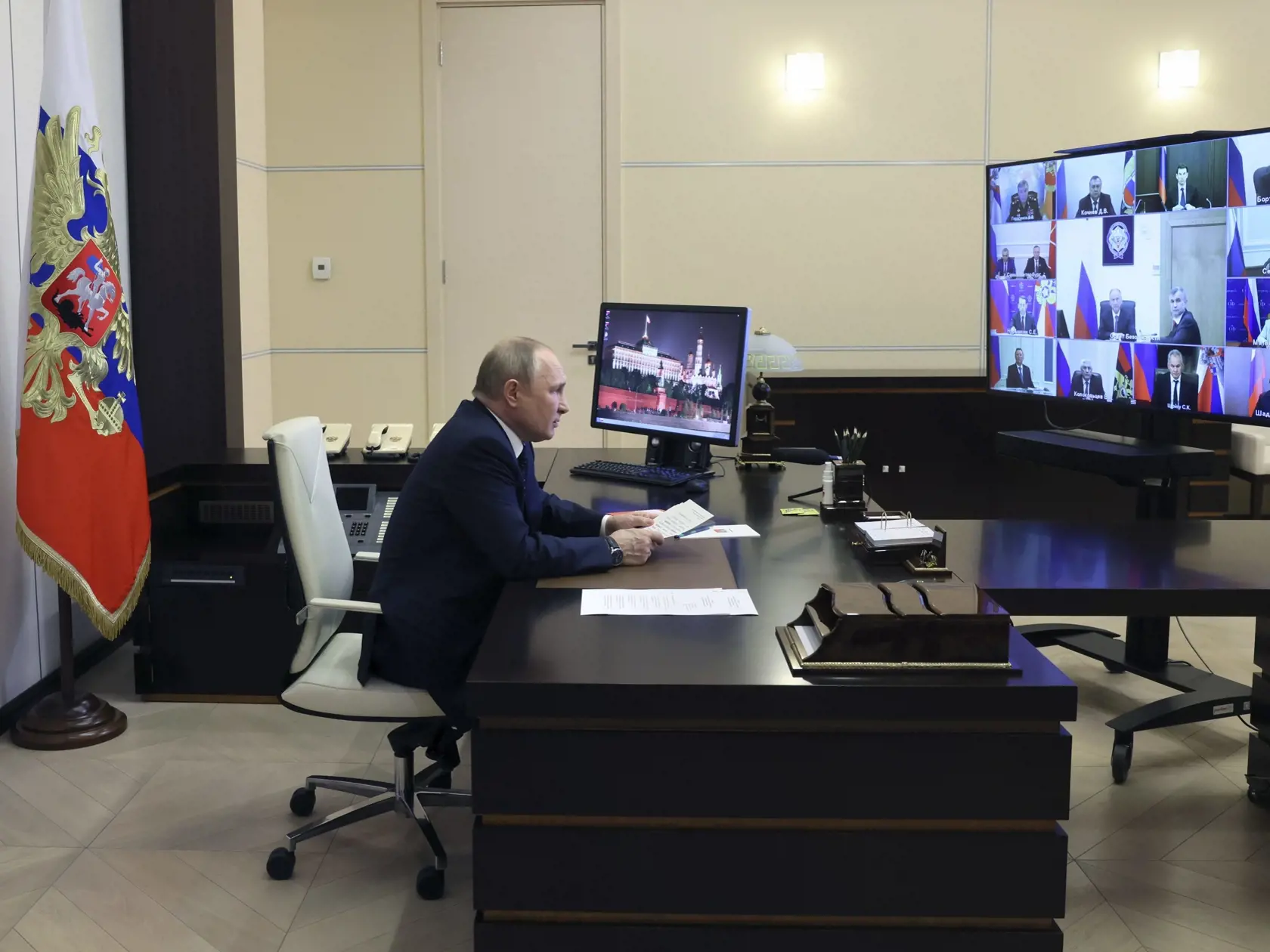 KK38 Moskva - Ruský prezident Vladimir Putin hovorí s členmi Bezpečnostnej rady počas videkonferencie v Moskve 20. mája 2022. uský prezident Vladimir Putin v piatok na zasadnutí Bezpečnostnej rady vyzval, aby sa Rusko usilovalo dosiahnuť suverenitu v oblasti počítačových technológií. Takisto žiadal, aby sa pri digitalizácii ruskej ekonomiky zohľadnili riziká spojené s používaním zahraničného softvéru a vybavenia, informovala agentúra AFP. FOTO TASR/AP
Russian President Vladimir Putin chairs a me