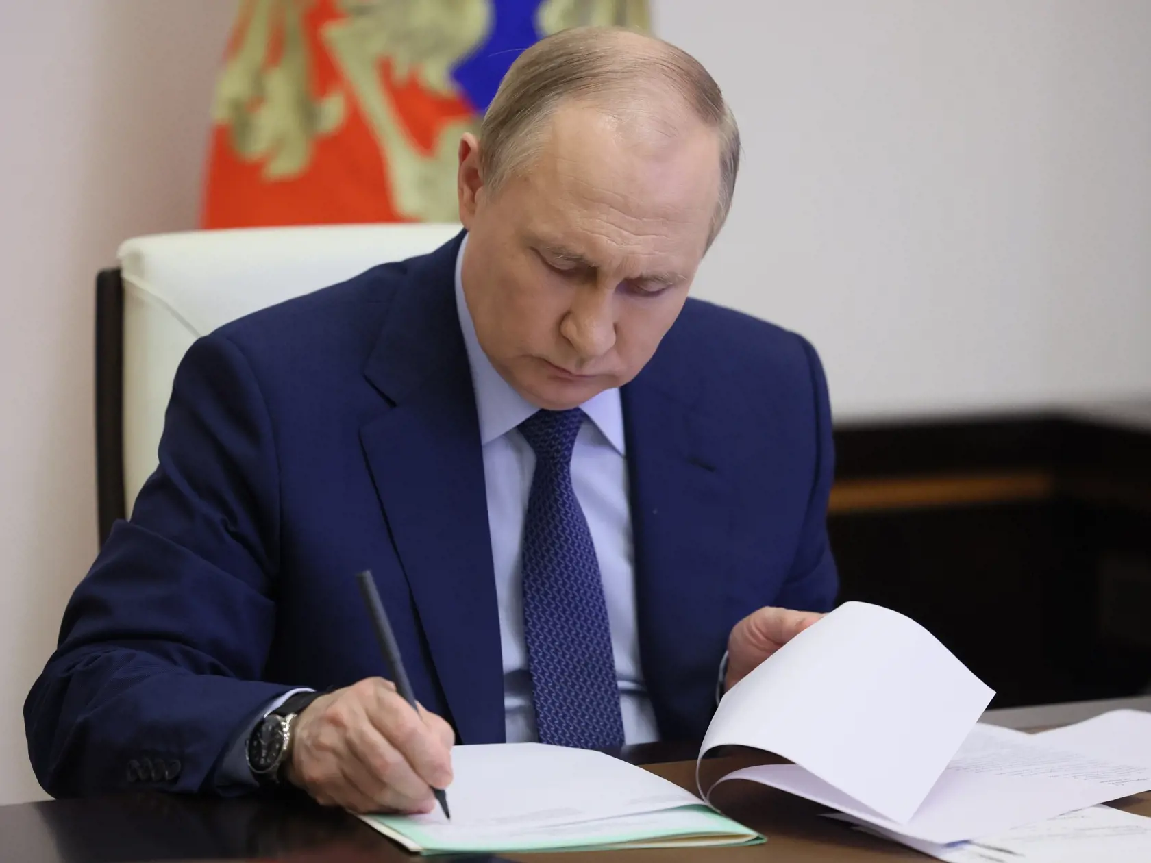 WA 7 Moskva - Ruský prezident Vladimir Putin sa zúčastňuje na stretnutí o rozvoji cestnej výstavby prostredníctvom videokonferencie v rezidencii Novo-Ogarjovo pri Moskve vo štvrtok 2. júna 2022. FOTO TASR/AP



Russian President Vladimir Putin attends a meeting on the road construction development via videoconference at the Novo-Ogaryovo residence outside Moscow, Russia, Thursday, June 2, 2022. (Mikhail Metzel, Sputnik, Kremlin Pool Photo via AP)