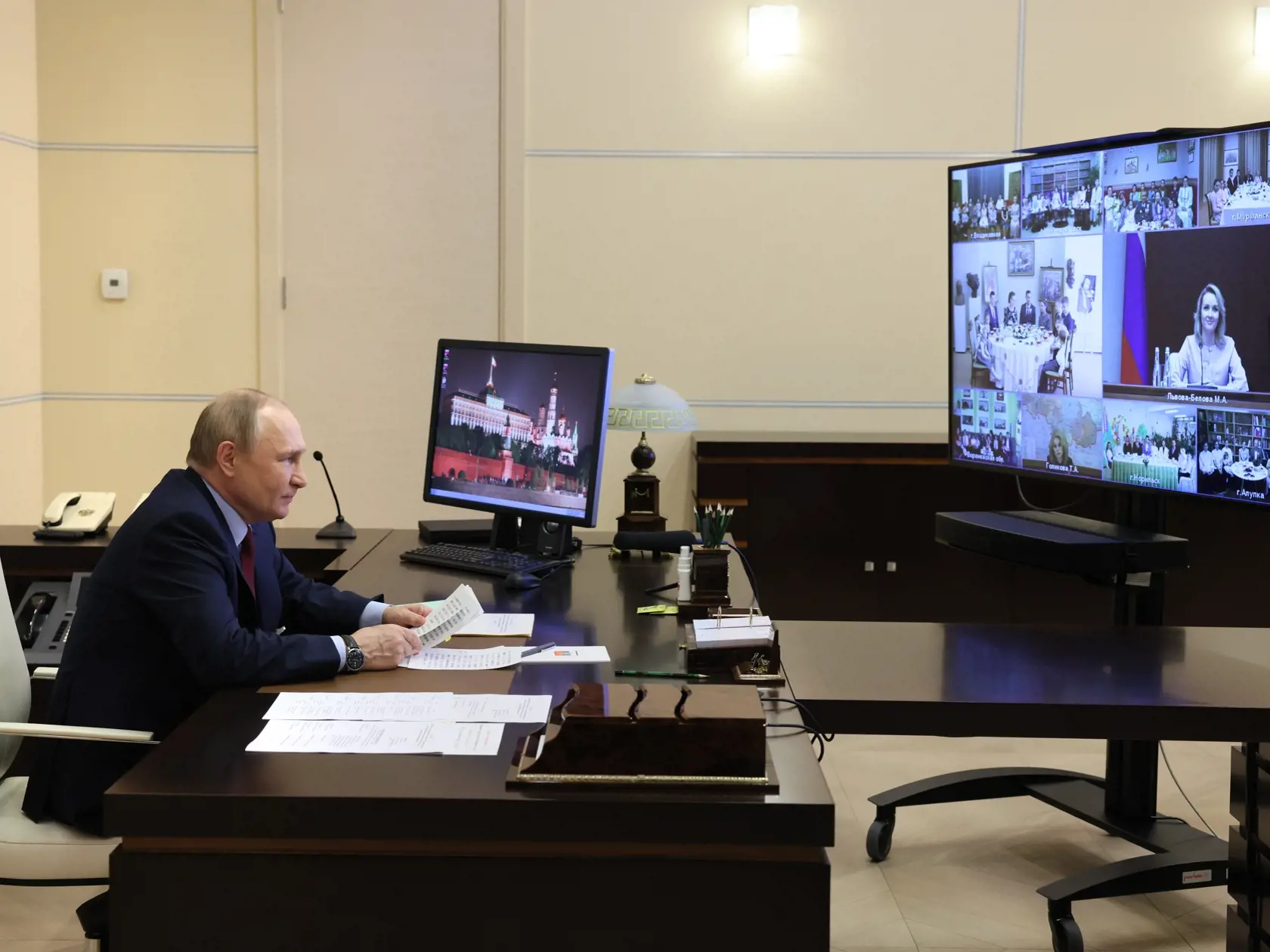 JB 39 Moskva - Ruský prezident Vladimir Putin počas stretnutia s rodinami ocenenými Rádom rodičovskej pýchy prostredníctvom videokonferencie v jeho rezidencii Novo-Ogarjovo pri Moskve 1. júna 2022. FOTO TASR/AP

Russian President Vladimir Putin attends a meeting with families awarded Orders of Parental Glory via videoconference at the Novo-Ogaryovo residence outside Moscow, Russia, Wednesday, June 1, 2022. (Mikhail Metzel, Sputnik, Kremlin Pool Photo via AP)