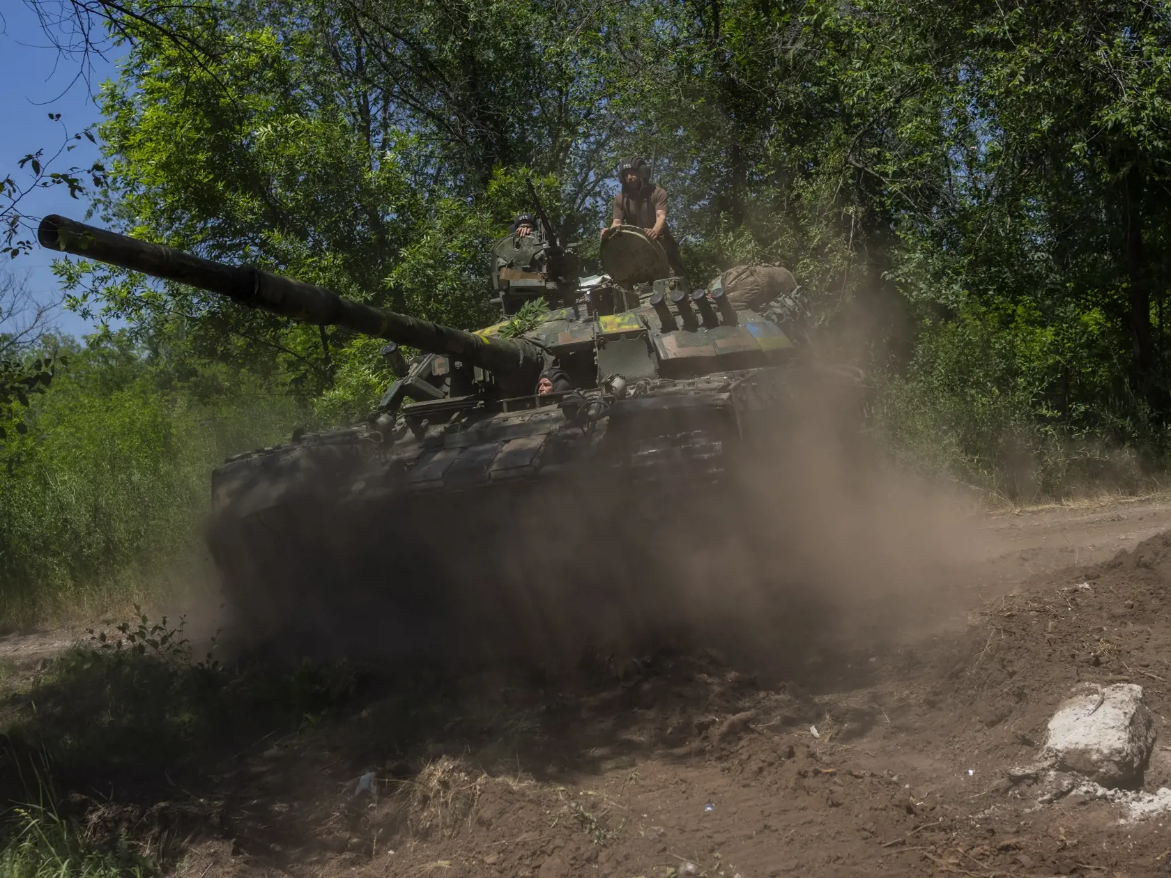 PK 44 Donecká oblasť - Ukrajinskí vojaci sa presúvajú v tanku neďaleko bojovej línie v Doneckej oblasti na východe Ukrajiny 6. júna 2022. FOTO TASR/AP

A Ukrainian serviceman smokes a cigarette atop an APC during a break near the frontline in Donetsk region, eastern Ukraine, Monday, June 6, 2022. (AP Photo/Bernat Armangue)