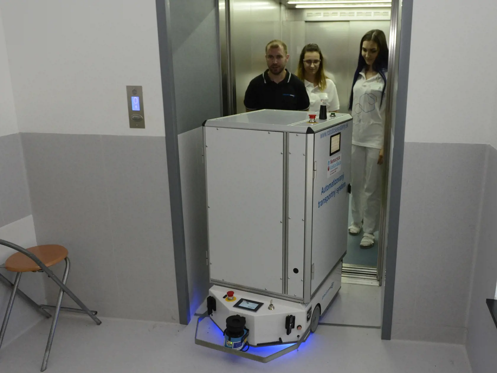 Nemocnica Košice-Šaca a.s. v spolupráci s Technickou univerzitou v Košiciach, Katedrou elektroniky a mechatroniky slávnostne uviedli do prevádzky mobilného robota na transport materiálu medzi jednotlivými oddeleniami nemocnice.
