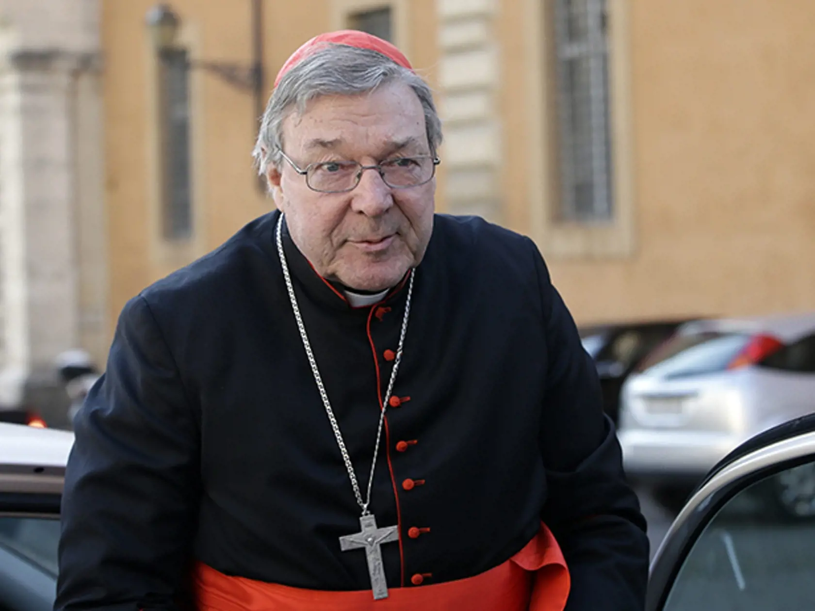 Austrálsky kardinál George Pell prichádza na prvú generálnu kongregáciu v pondelok 4. marca 2013 vo Vatikáne.