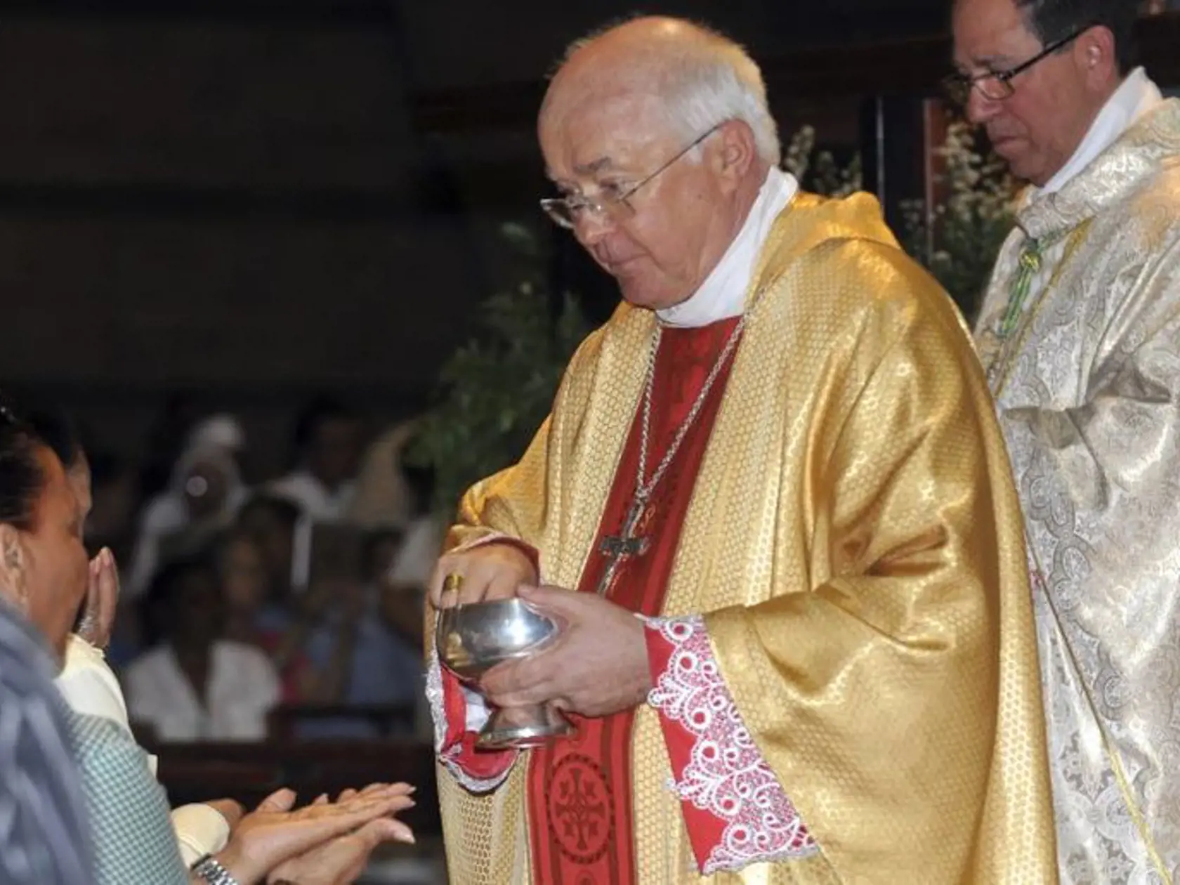 Bývalý poľský arcibiskup a pápežský nuncius Józef Wesolowski zomrel v noci na piatok vo Vatikáne. Hrozilo mu 9 rokov za mrežami.