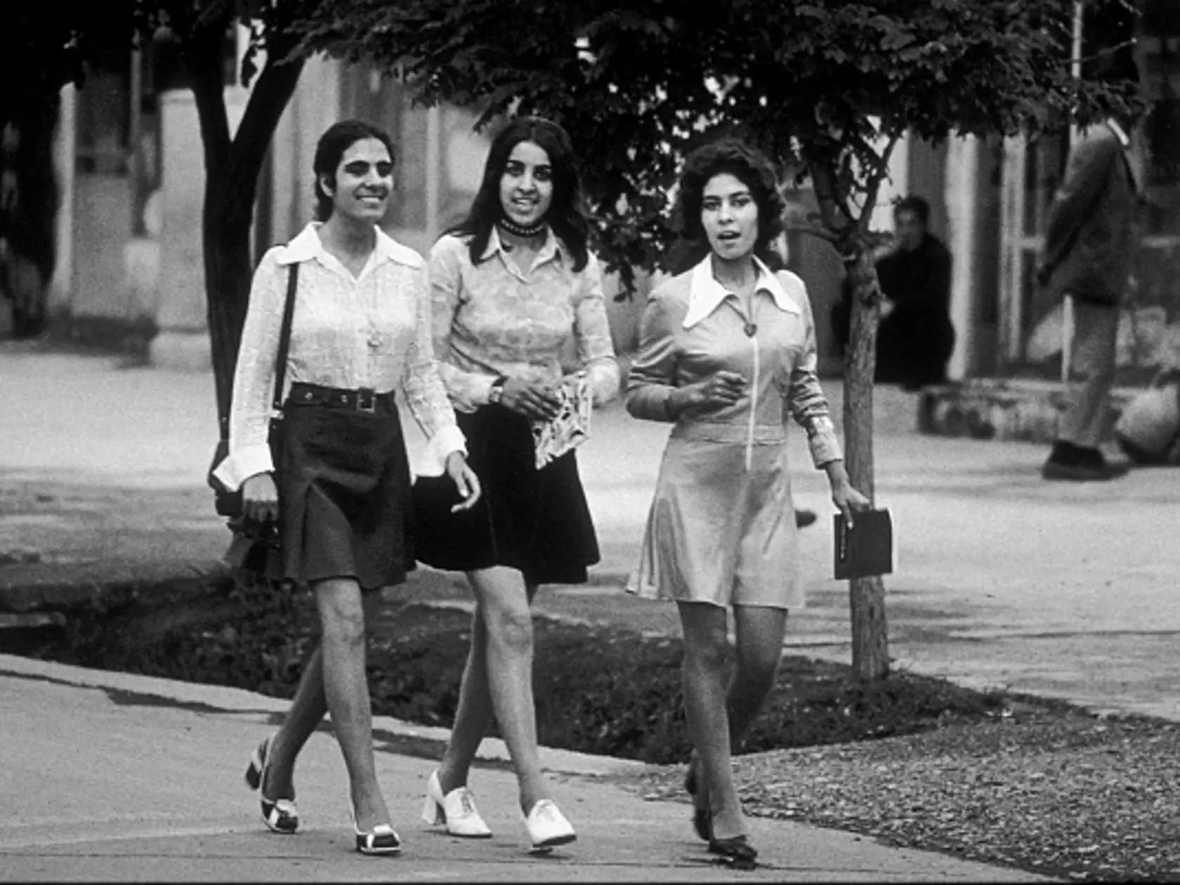 Usmiate študentky v krátkych sukniach v roku 1972.