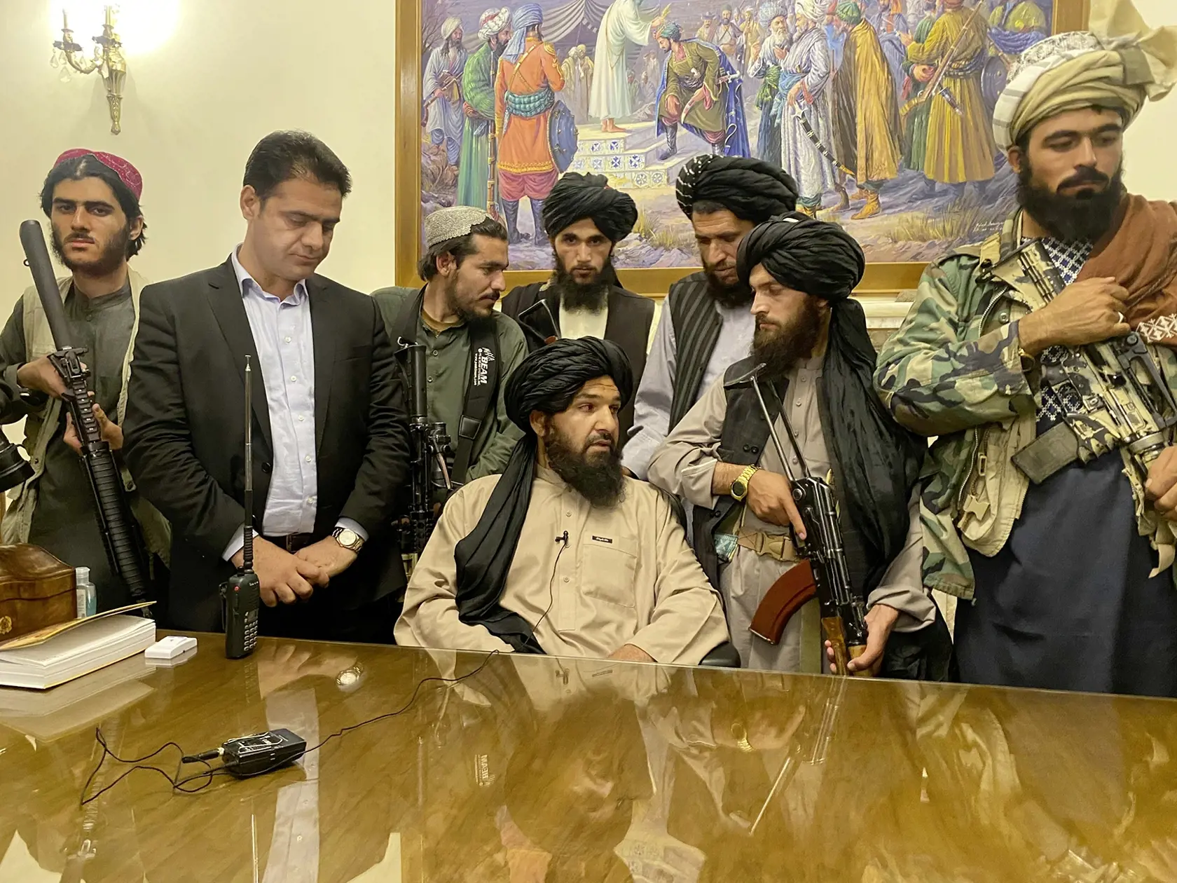 Taliban ohlásil víťazstvo z prezidentskéhopaláca v Kábule.