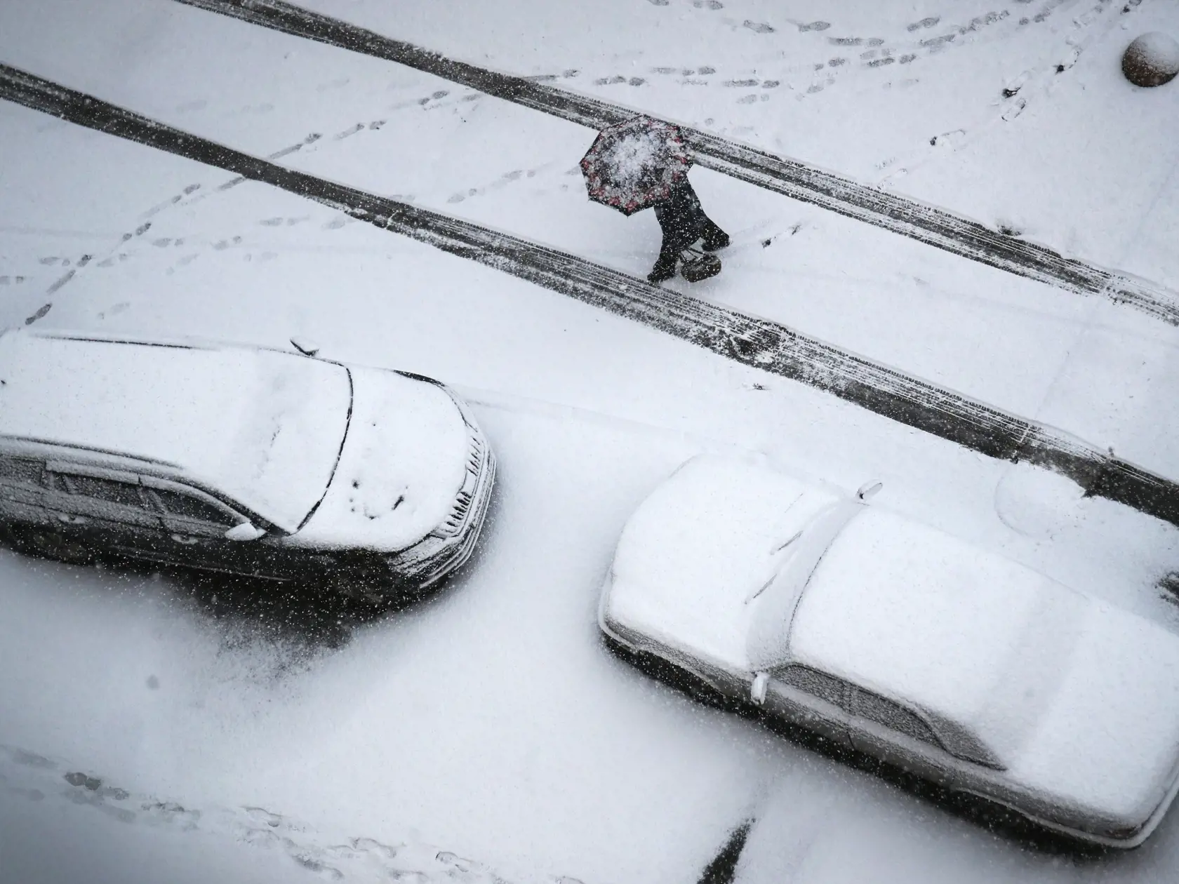EBE 2 Petrohrad - Na snímke žena kráča v snehu po ulici v ruskom Petrohrade v piatok 20. novembra 2020. Petrohrad zasiahlo silné sneženie. FOTO TASR/AP
A woman walks in snowfall in St.Petersburg, Russia, Friday, Nov. 20, 2020. A cyclone has brought heavy snowfall to St. Petersburg region. (AP Photo/Dmitri Lovetsky)