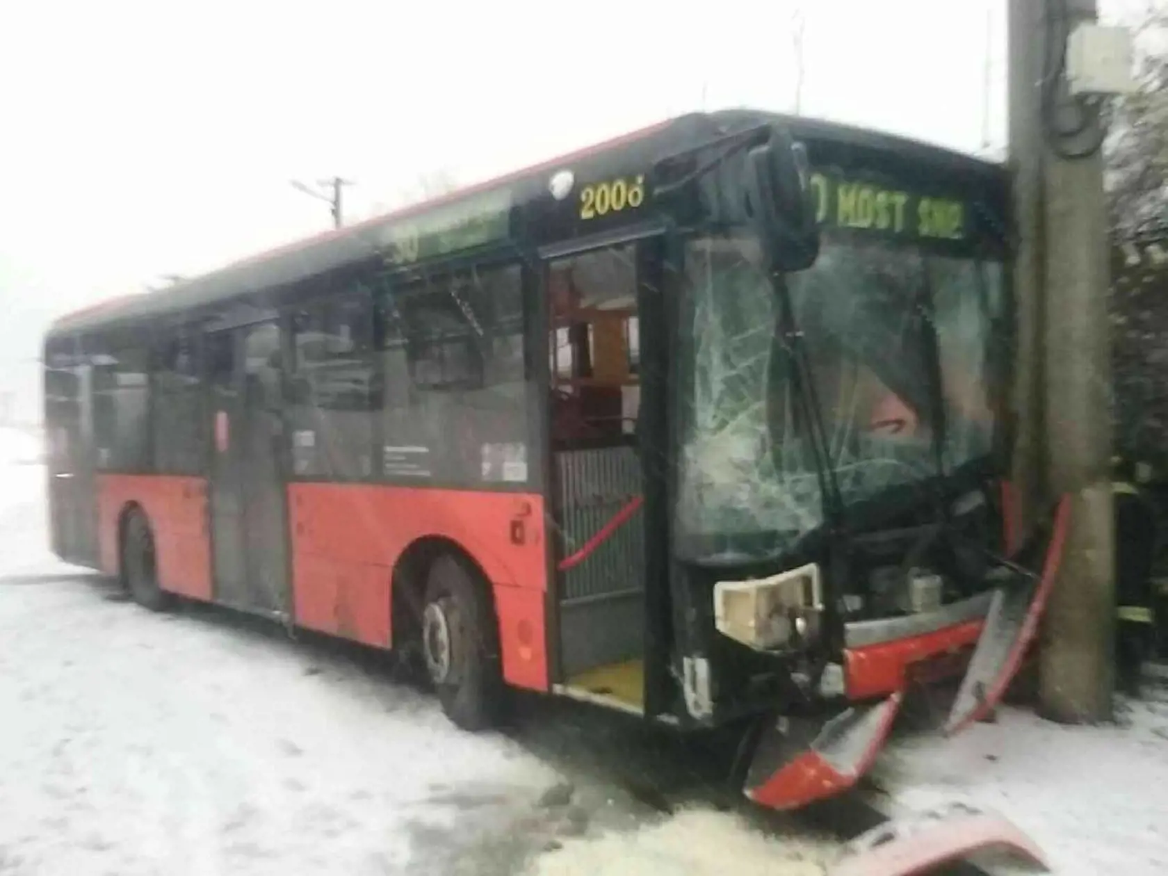 V Lamači sa stala ďalšia nehoda - autobus smerujúc do mesta narazil do stĺpa